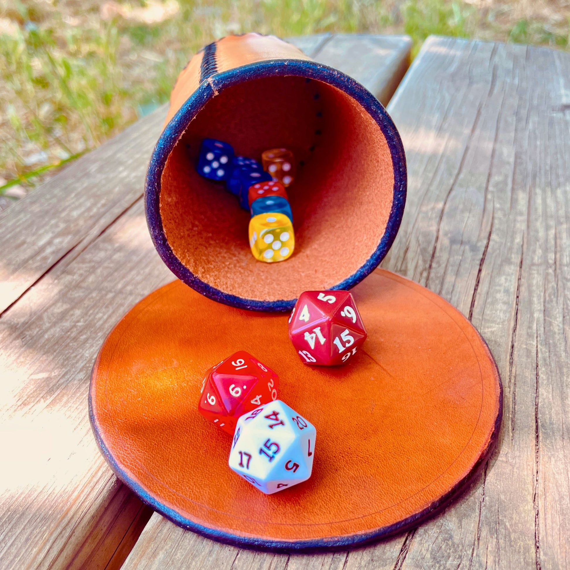 SteamVoyage-bicchiere lancia dadi in cuoio cucito a mano con sottobicchiere abbinato. Accessorio per il gioco da tavolo e il gioco di ruolo personalizzabile adatto a Dungeons and Dragon e a tutti i giochi che prevedono l'uso di dadi
