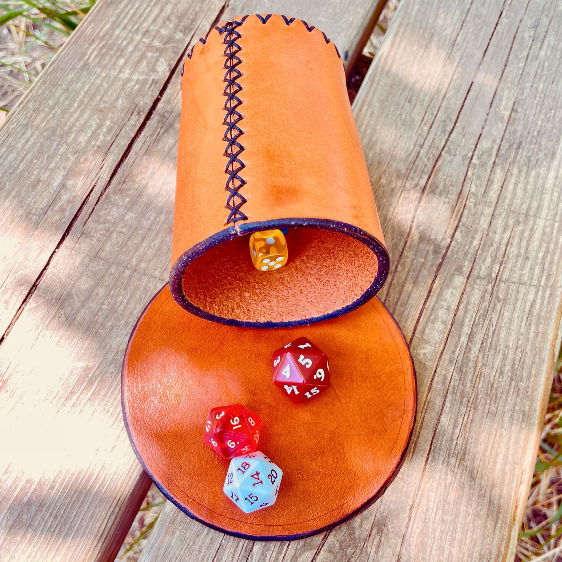 SteamVoyage-bicchiere lancia dadi in cuoio cucito a mano con sottobicchiere abbinato. Accessorio per il gioco da tavolo e il gioco di ruolo personalizzabile adatto a Dungeons and Dragon e a tutti i giochi che prevedono l'uso di dadi