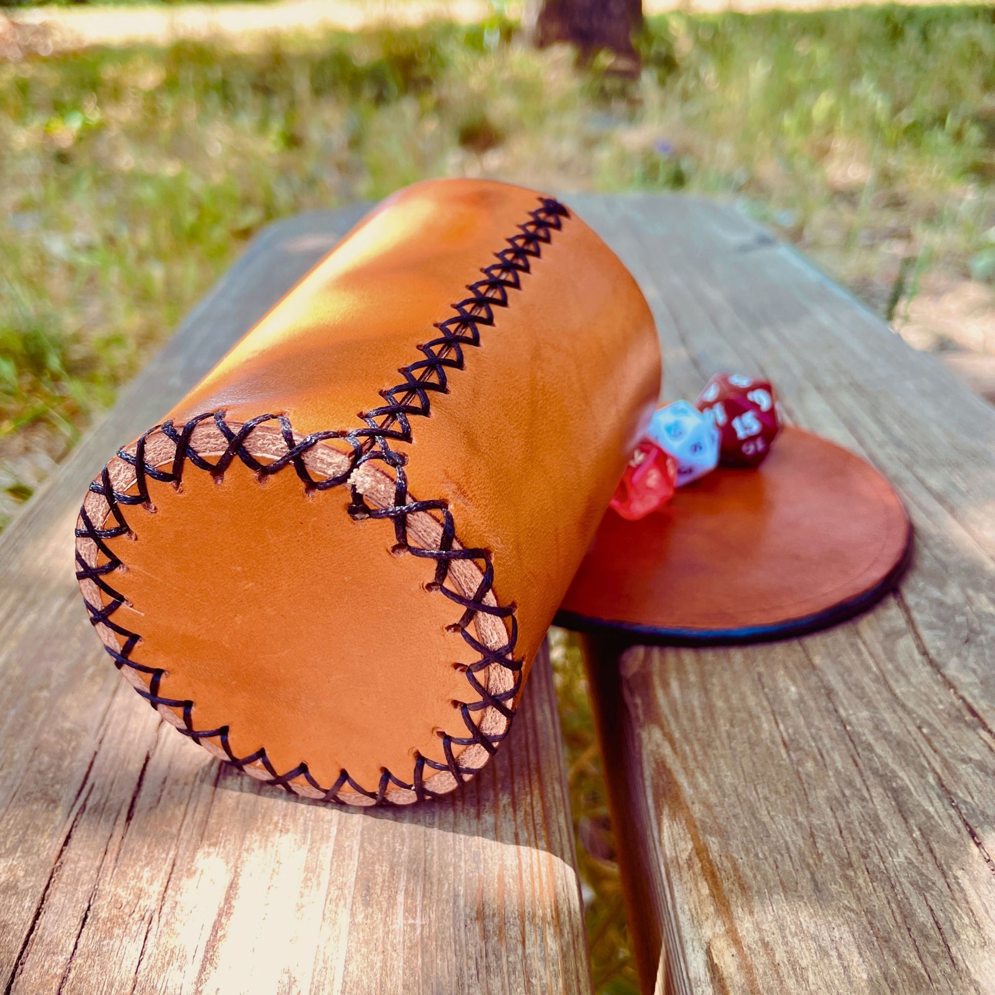SteamVoyage-bicchiere lancia dadi in cuoio cucito a mano con sottobicchiere abbinato. Accessorio per il gioco da tavolo e il gioco di ruolo personalizzabile adatto a Dungeons and Dragon e a tutti i giochi che prevedono l'uso di dadi