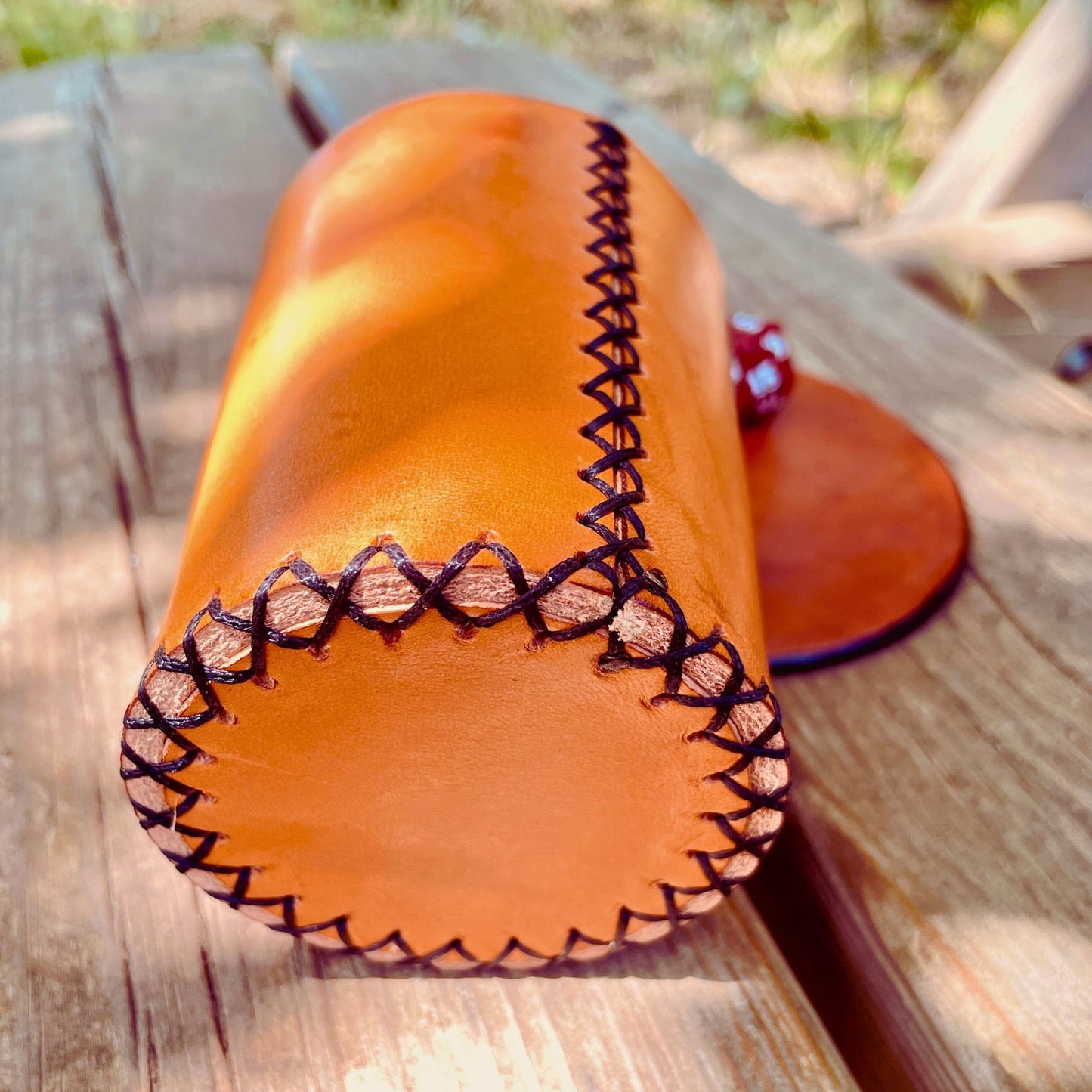 SteamVoyage-bicchiere lancia dadi in cuoio cucito a mano con sottobicchiere abbinato. Accessorio per il gioco da tavolo e il gioco di ruolo personalizzabile adatto a Dungeons and Dragon e a tutti i giochi che prevedono l'uso di dadi