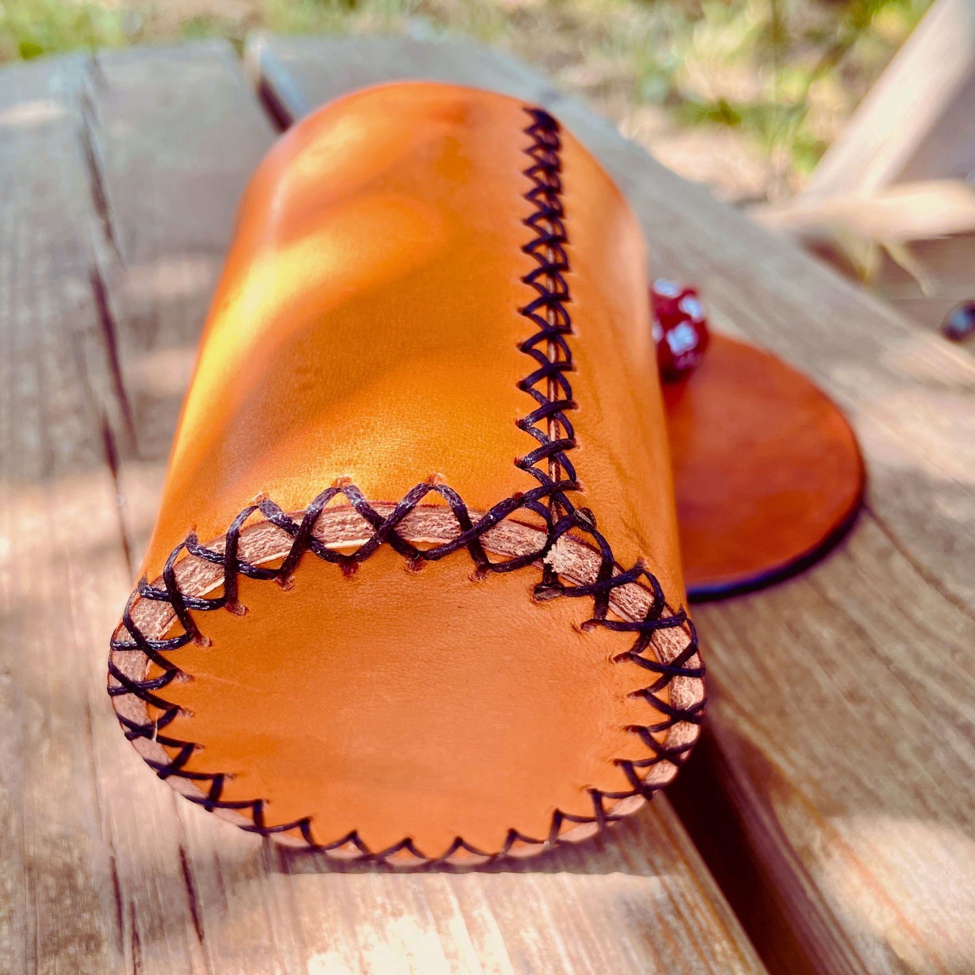 SteamVoyage-bicchiere lancia dadi in cuoio cucito a mano con sottobicchiere abbinato. Accessorio per il gioco da tavolo e il gioco di ruolo personalizzabile adatto a Dungeons and Dragon e a tutti i giochi che prevedono l'uso di dadi