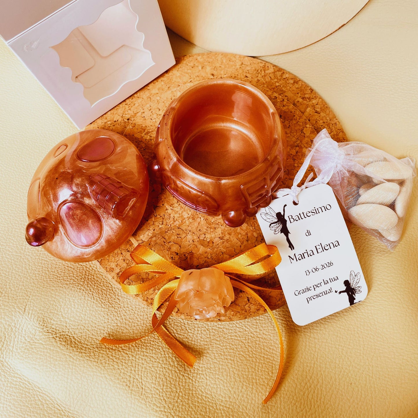 SteamVoyage - barattolo bomboniera artigianale in resina con brillantini a forma di casa delle fate, funghetto rosa antico con dettagli di porta, finestre e comignoli viola; confezione con rosa di resina, doppio fiocchetto dorato e biglietto personalizzabile