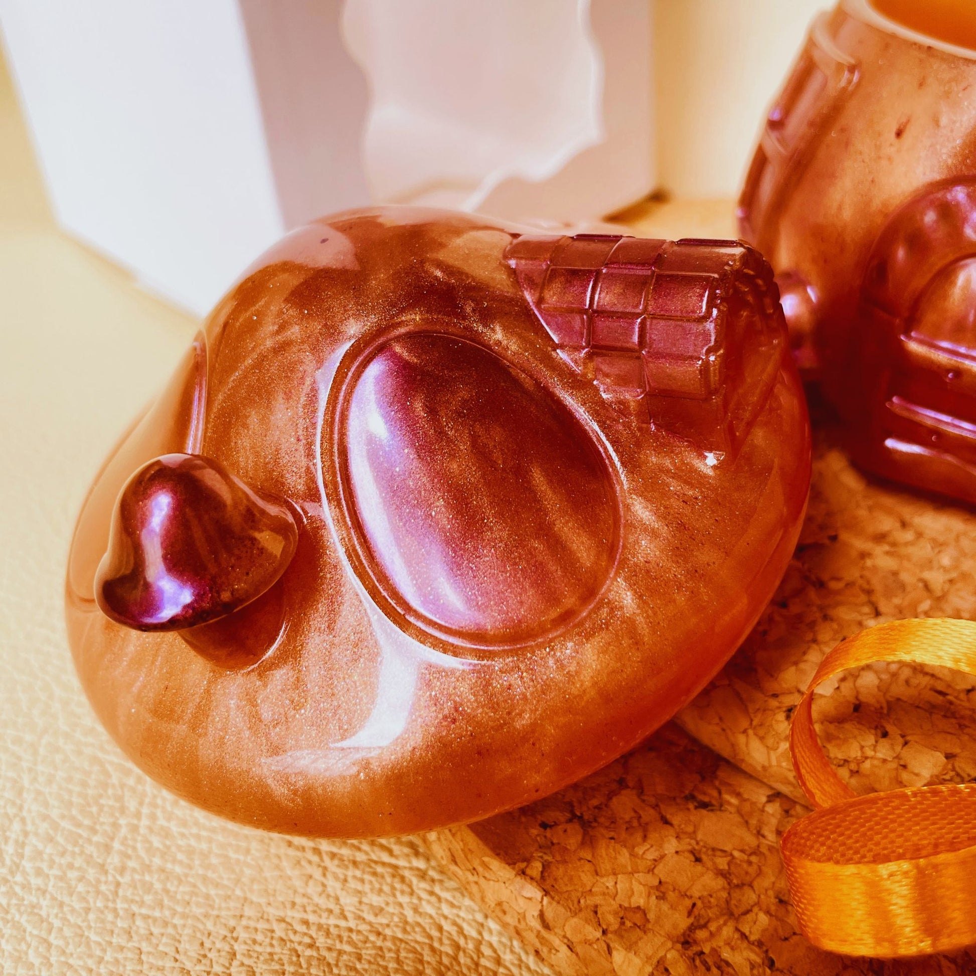 SteamVoyage - barattolo bomboniera artigianale in resina con brillantini a forma di casa delle fate, funghetto rosa antico con dettagli di porta, finestre e comignoli viola; confezione con rosa di resina, doppio fiocchetto dorato e biglietto personalizzabile