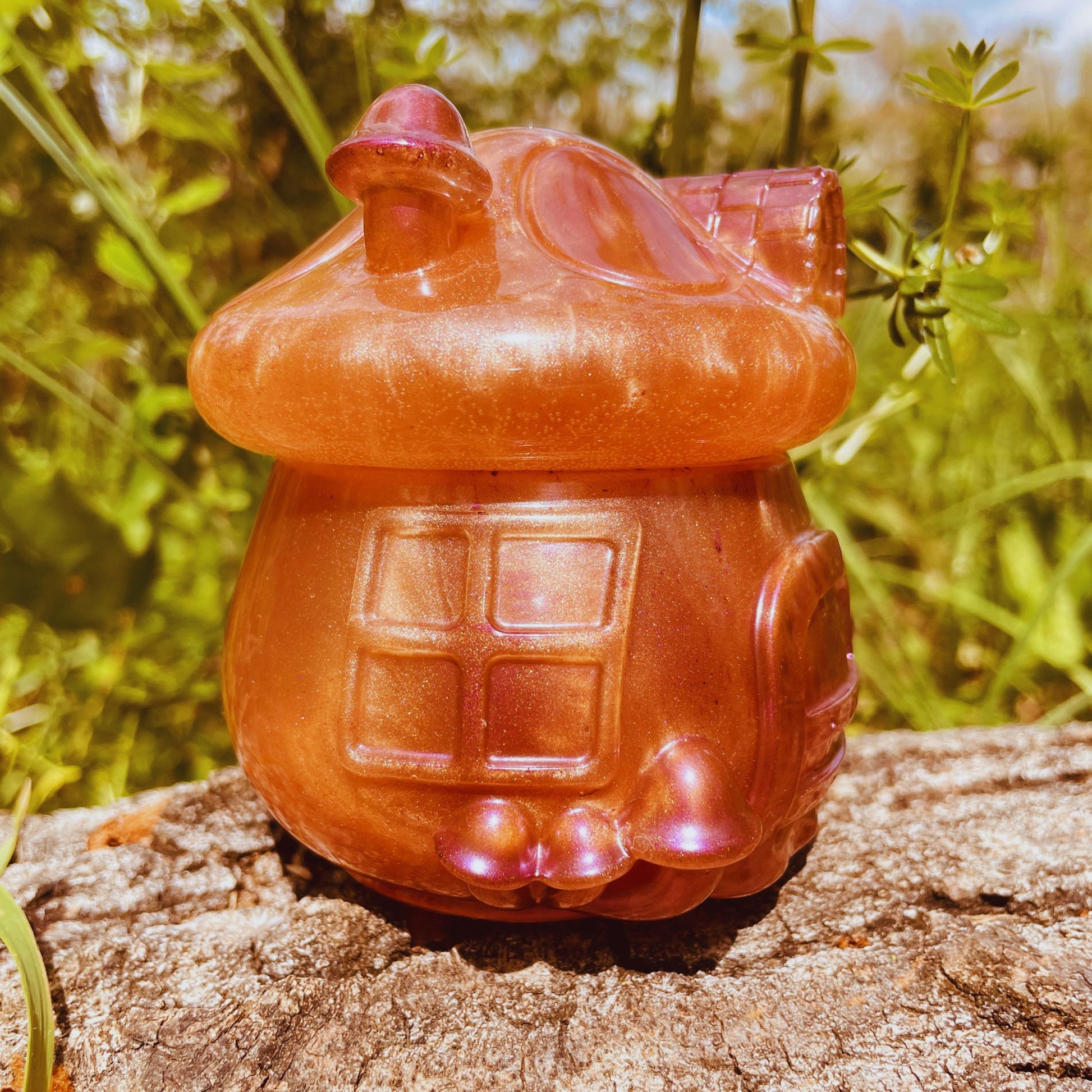 SteamVoyage - barattolo bomboniera artigianale in resina con brillantini a forma di casa delle fate, funghetto rosa antico con dettagli di porta, finestre e comignoli viola; confezione con rosa di resina, doppio fiocchetto dorato e biglietto personalizzabile
