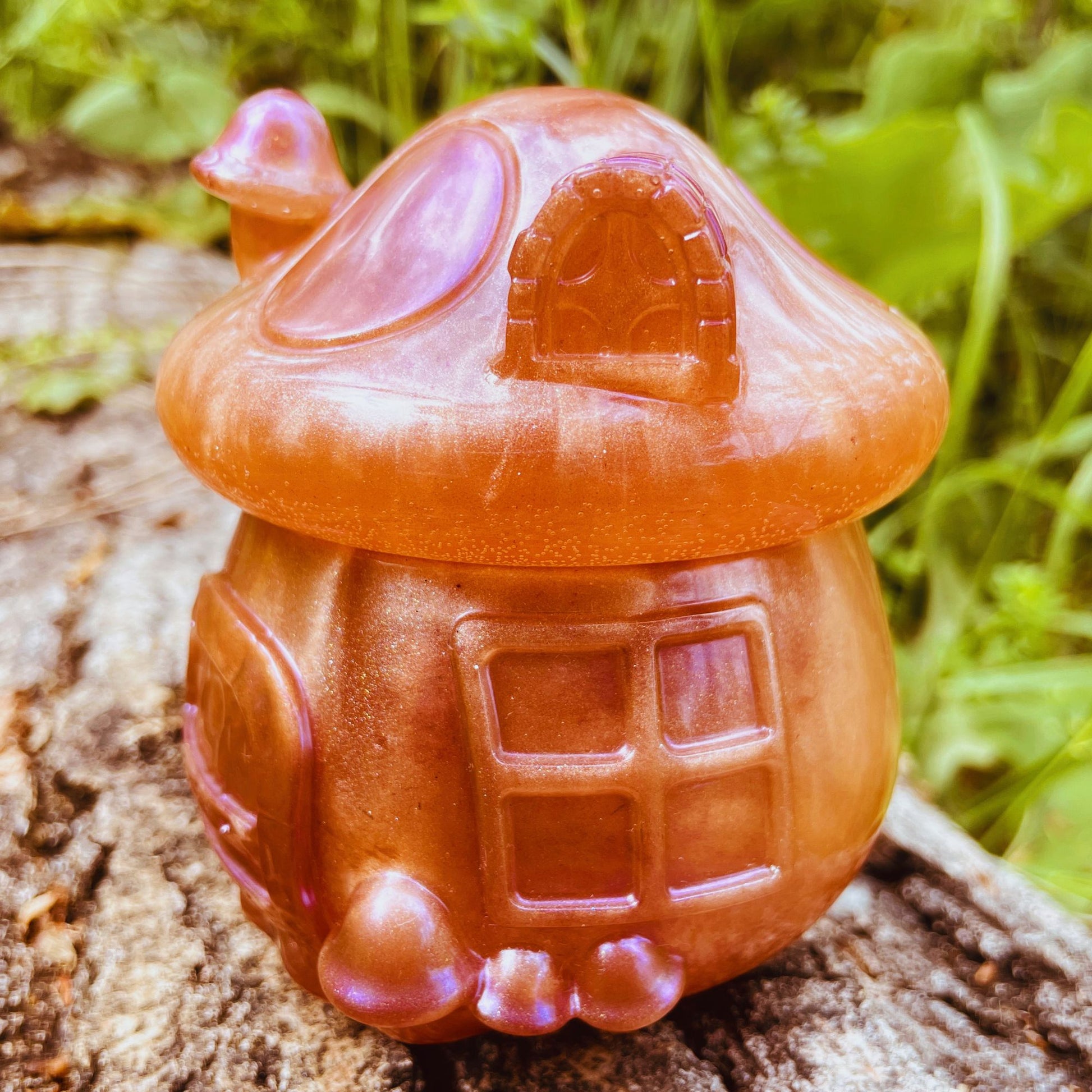 SteamVoyage - barattolo bomboniera artigianale in resina con brillantini a forma di casa delle fate, funghetto rosa antico con dettagli di porta, finestre e comignoli viola; confezione con rosa di resina, doppio fiocchetto dorato e biglietto personalizzabile