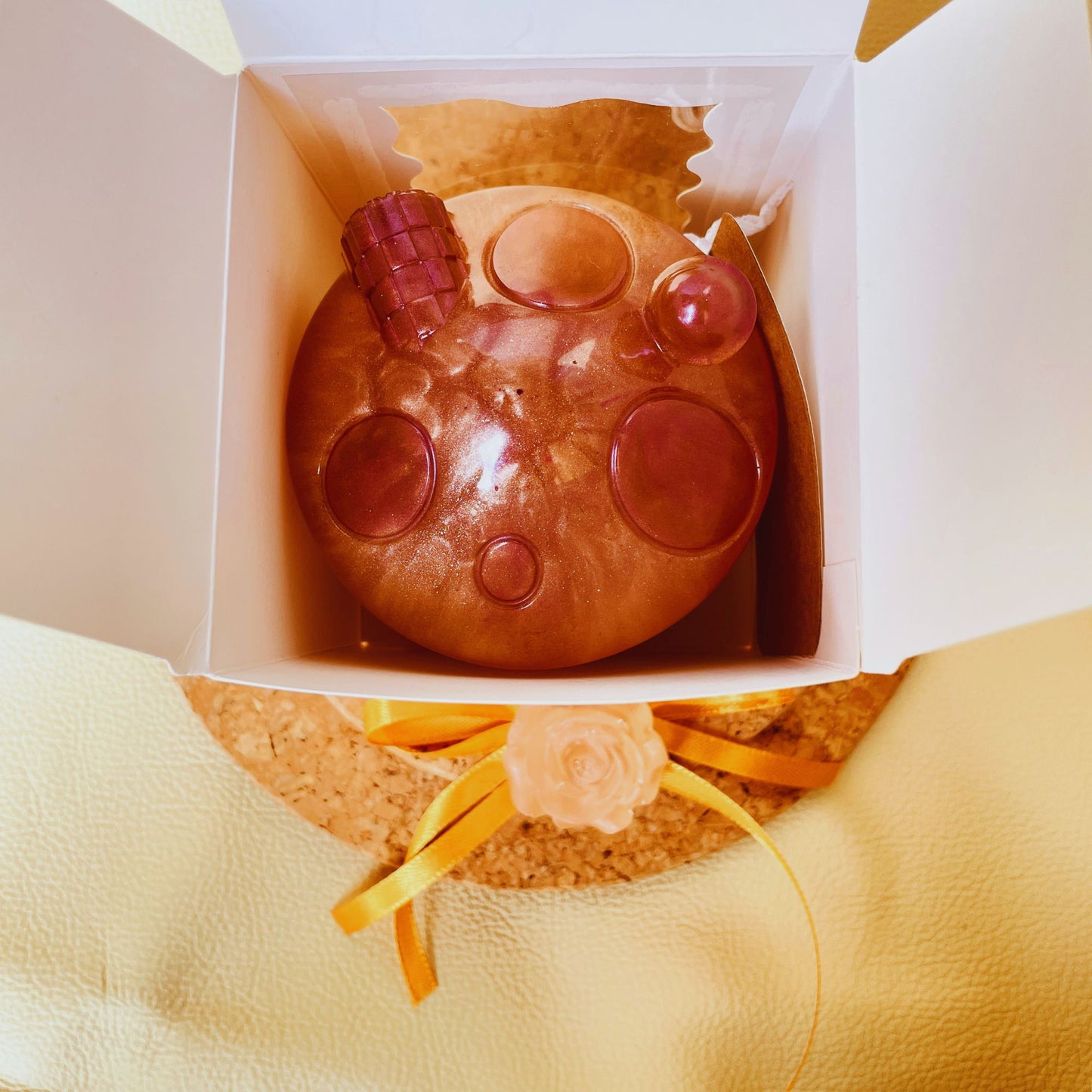 SteamVoyage - barattolo bomboniera artigianale in resina con brillantini a forma di casa delle fate, funghetto rosa antico con dettagli di porta, finestre e comignoli viola; confezione con rosa di resina, doppio fiocchetto dorato e biglietto personalizzabile
