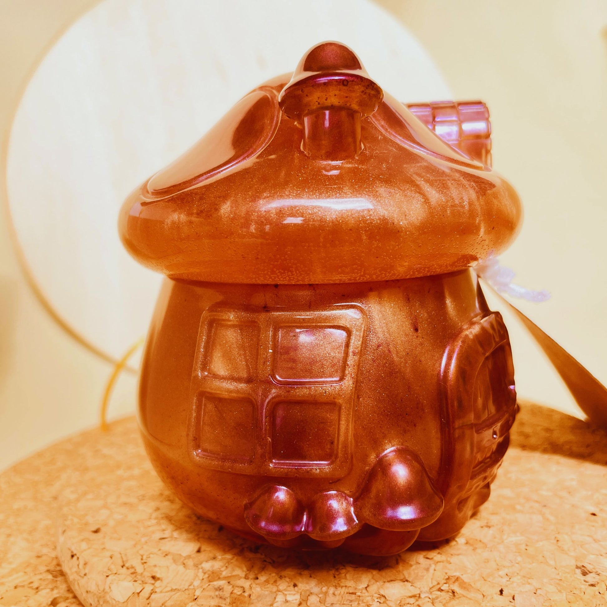 SteamVoyage - barattolo bomboniera artigianale in resina con brillantini a forma di casa delle fate, funghetto rosa antico con dettagli di porta, finestre e comignoli viola; confezione con rosa di resina, doppio fiocchetto dorato e biglietto personalizzabile