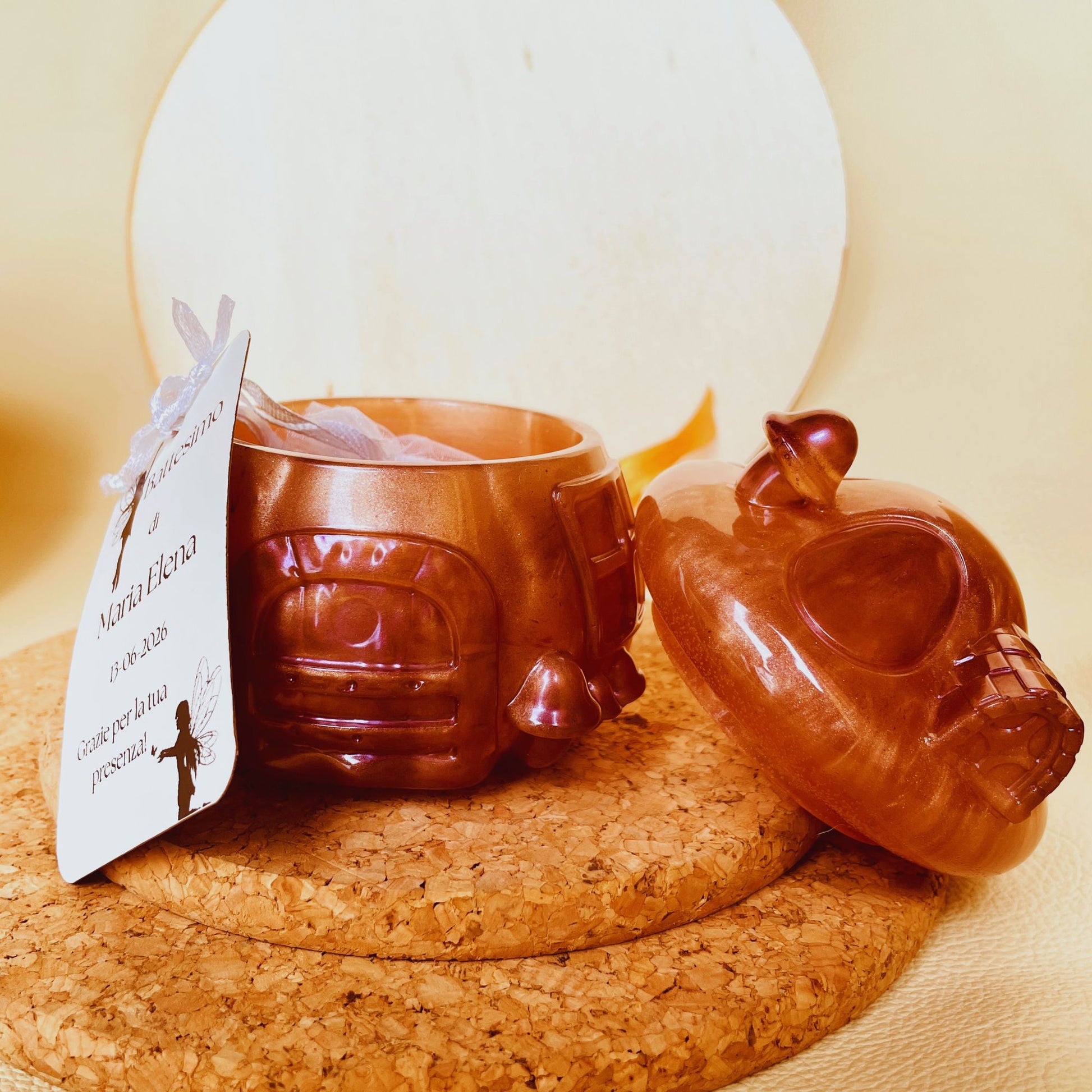SteamVoyage - barattolo bomboniera artigianale in resina con brillantini a forma di casa delle fate, funghetto rosa antico con dettagli di porta, finestre e comignoli viola; confezione con rosa di resina, doppio fiocchetto dorato e biglietto personalizzabile