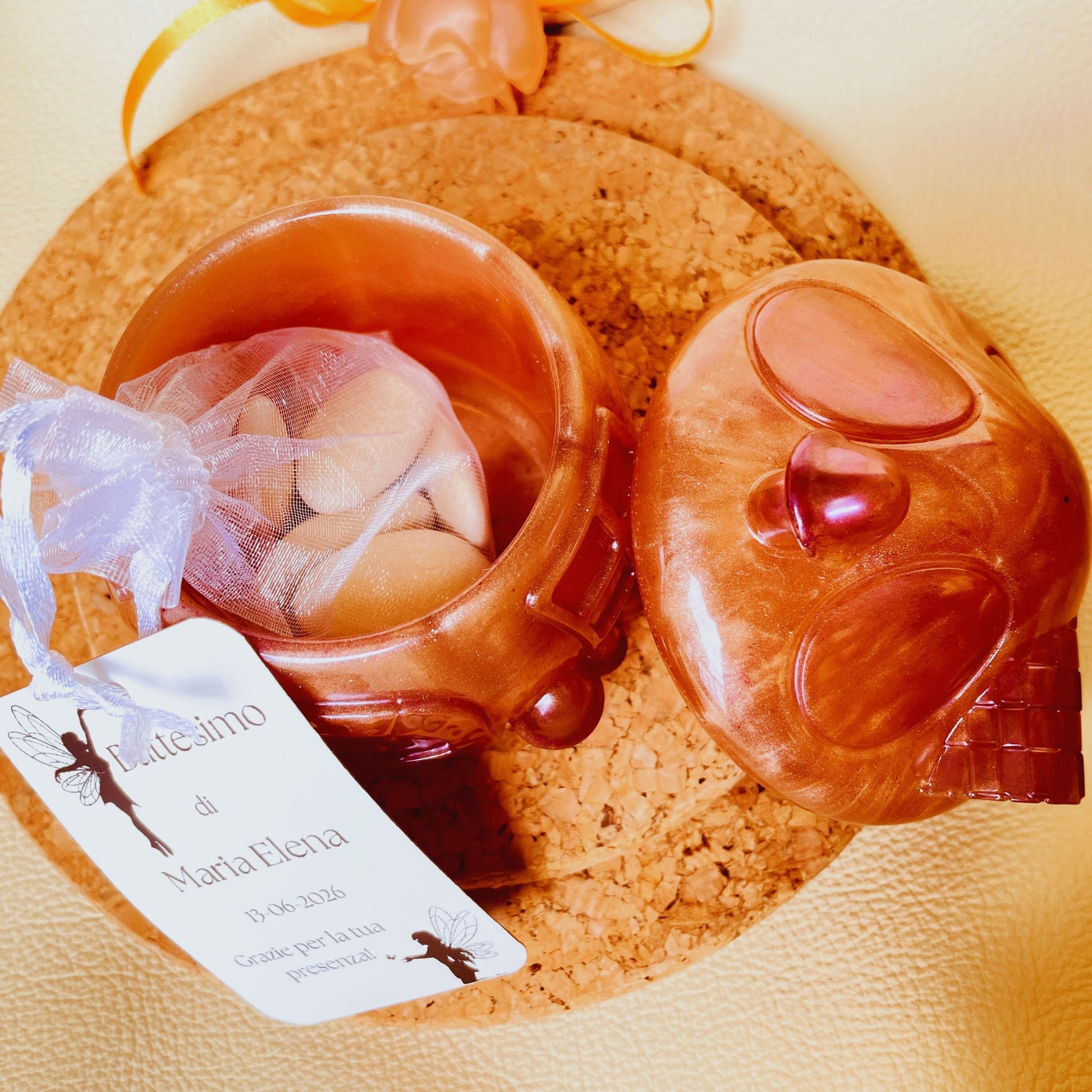SteamVoyage - barattolo bomboniera artigianale in resina con brillantini a forma di casa delle fate, funghetto rosa antico con dettagli di porta, finestre e comignoli viola; confezione con rosa di resina, doppio fiocchetto dorato e biglietto personalizzabile