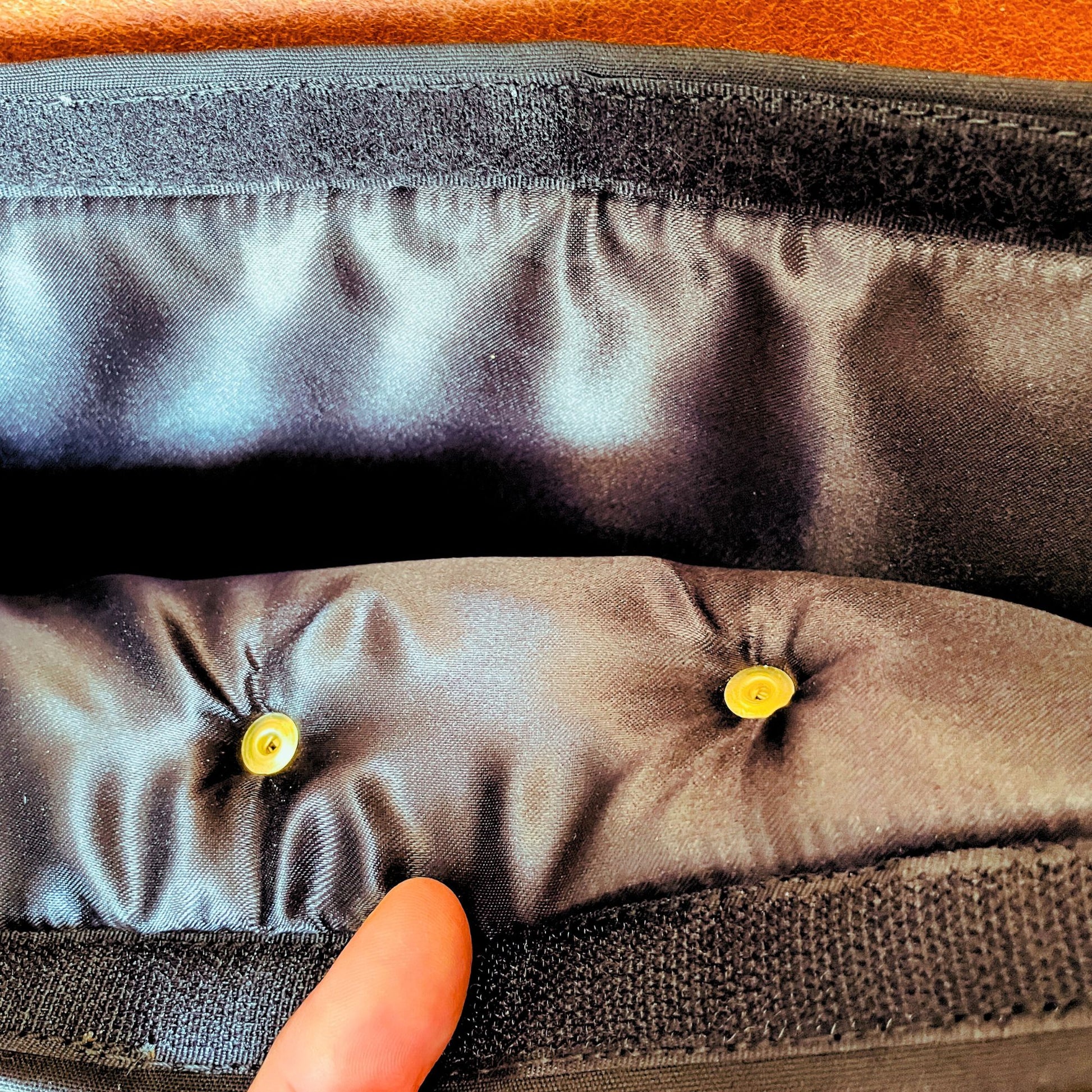 SteamVoyage-borsa in tessuto tempotest nero resistente imbottita con tracolle e rivestimento in raso nero