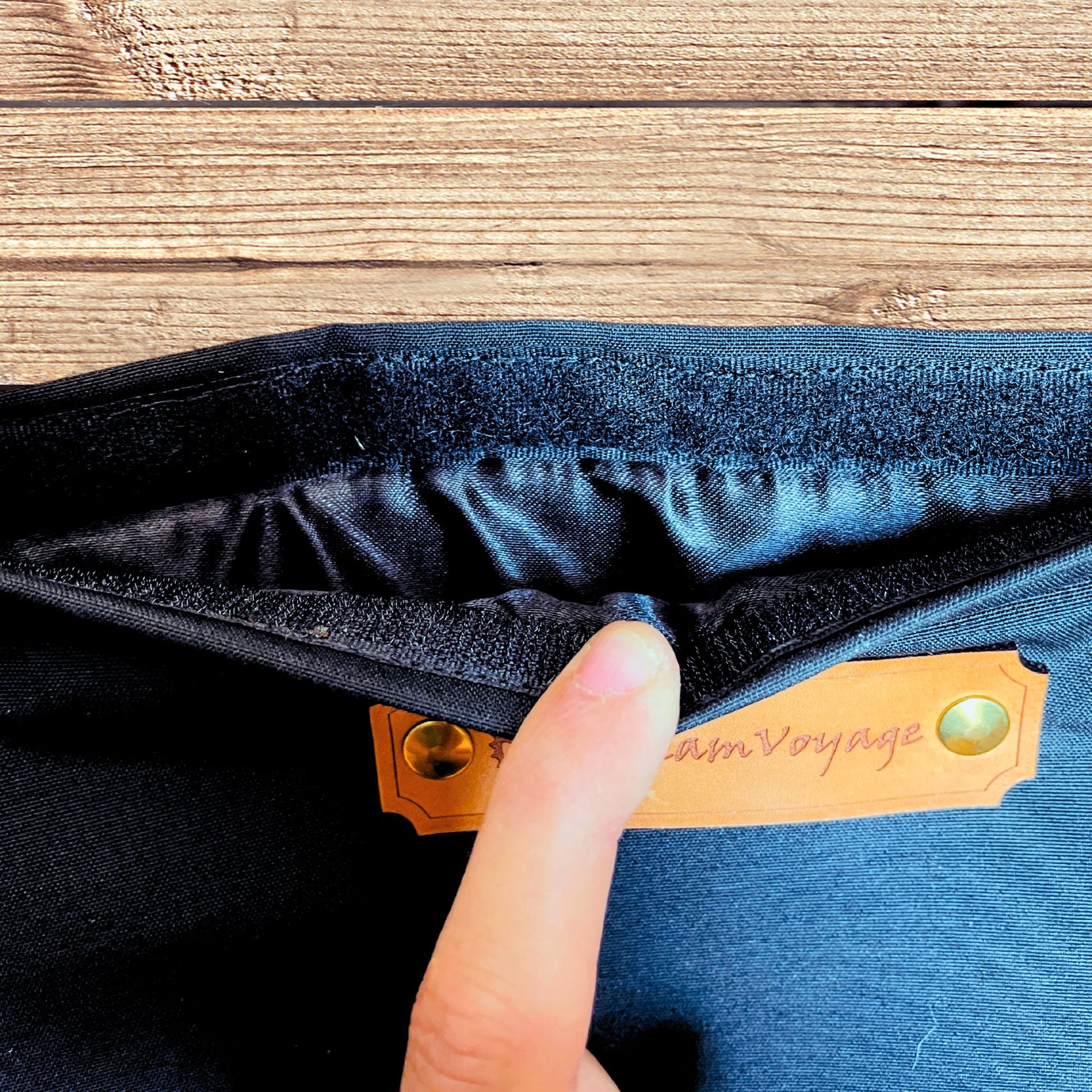 SteamVoyage-borsa in tessuto tempotest nero resistente imbottita con tracolle e rivestimento in raso nero