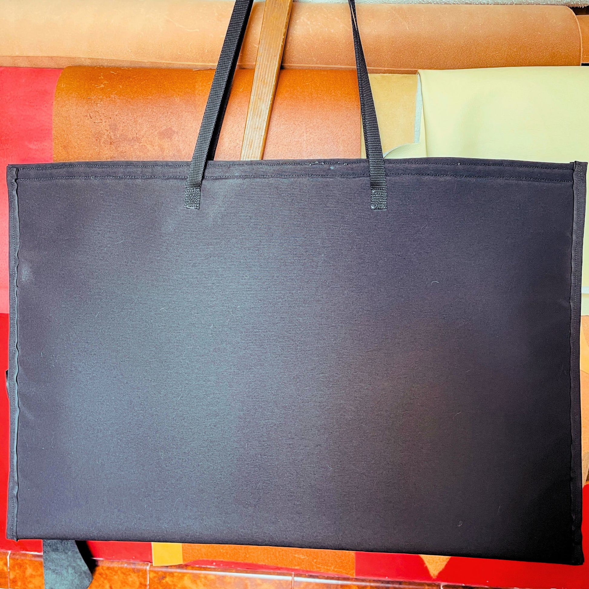 SteamVoyage-borsa in tessuto tempotest nero resistente imbottita con tracolle e rivestimento in raso nero