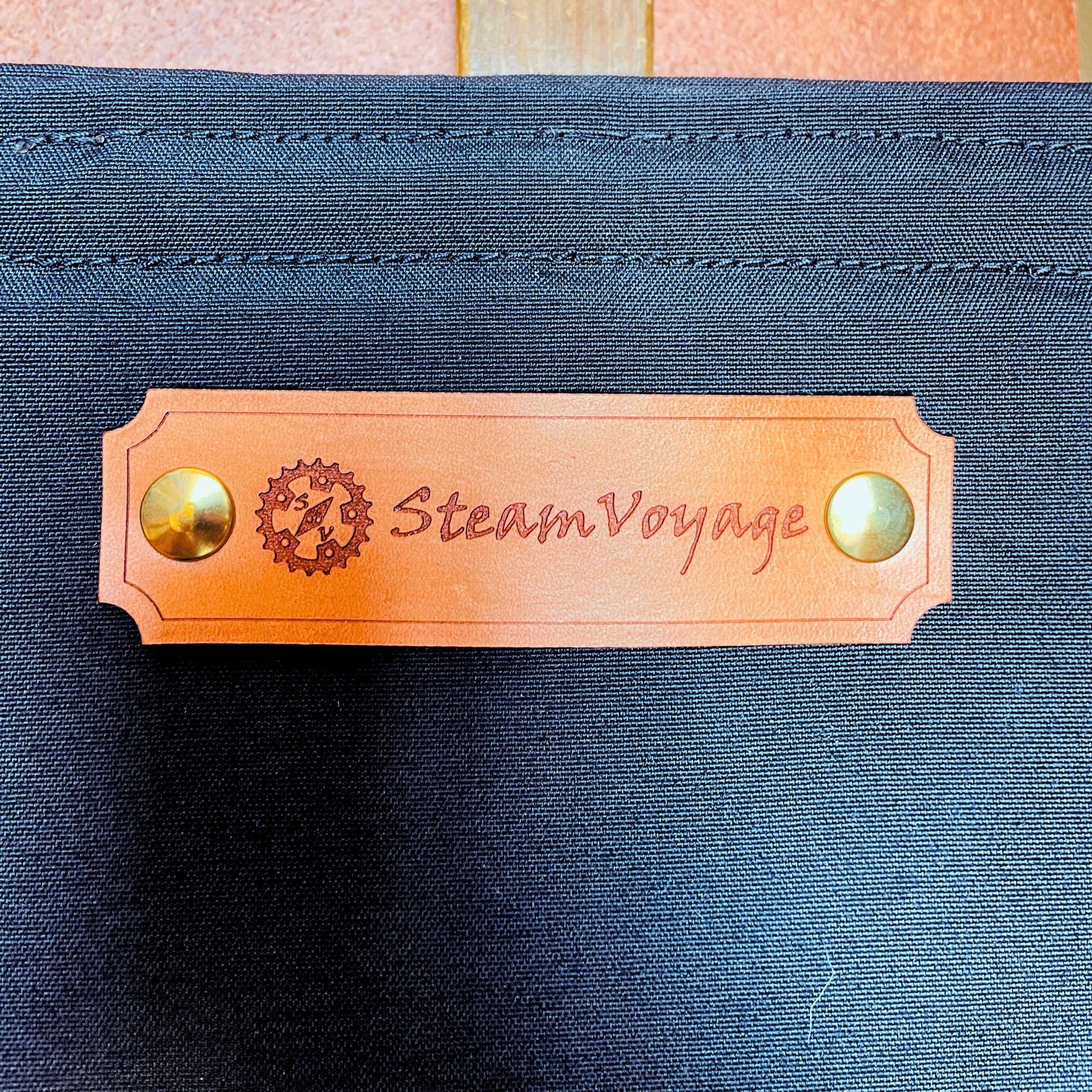 SteamVoyage-borsa in tessuto tempotest nero resistente imbottita con tracolle e rivestimento in raso nero