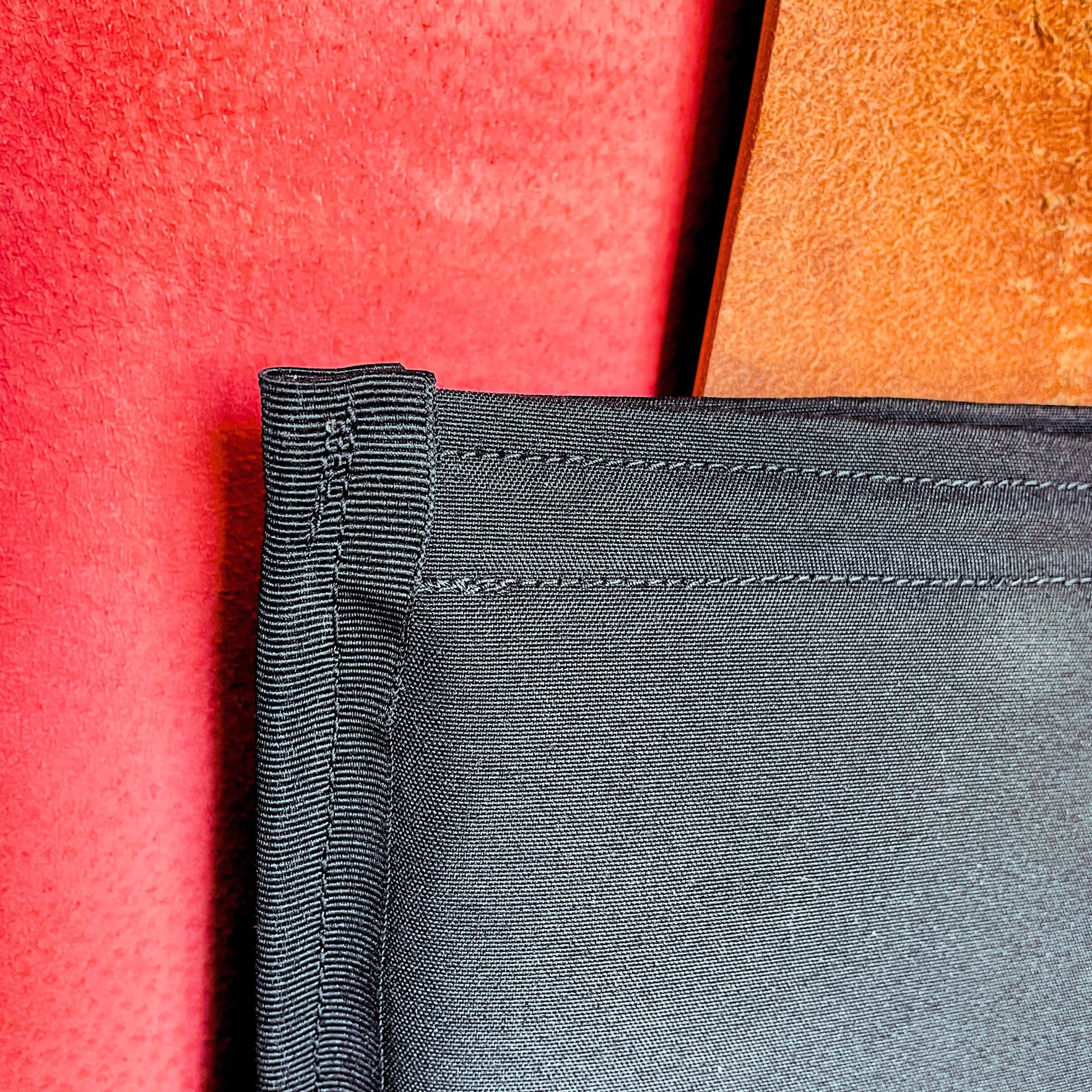 SteamVoyage-borsa in tessuto tempotest nero resistente imbottita con tracolle e rivestimento in raso nero