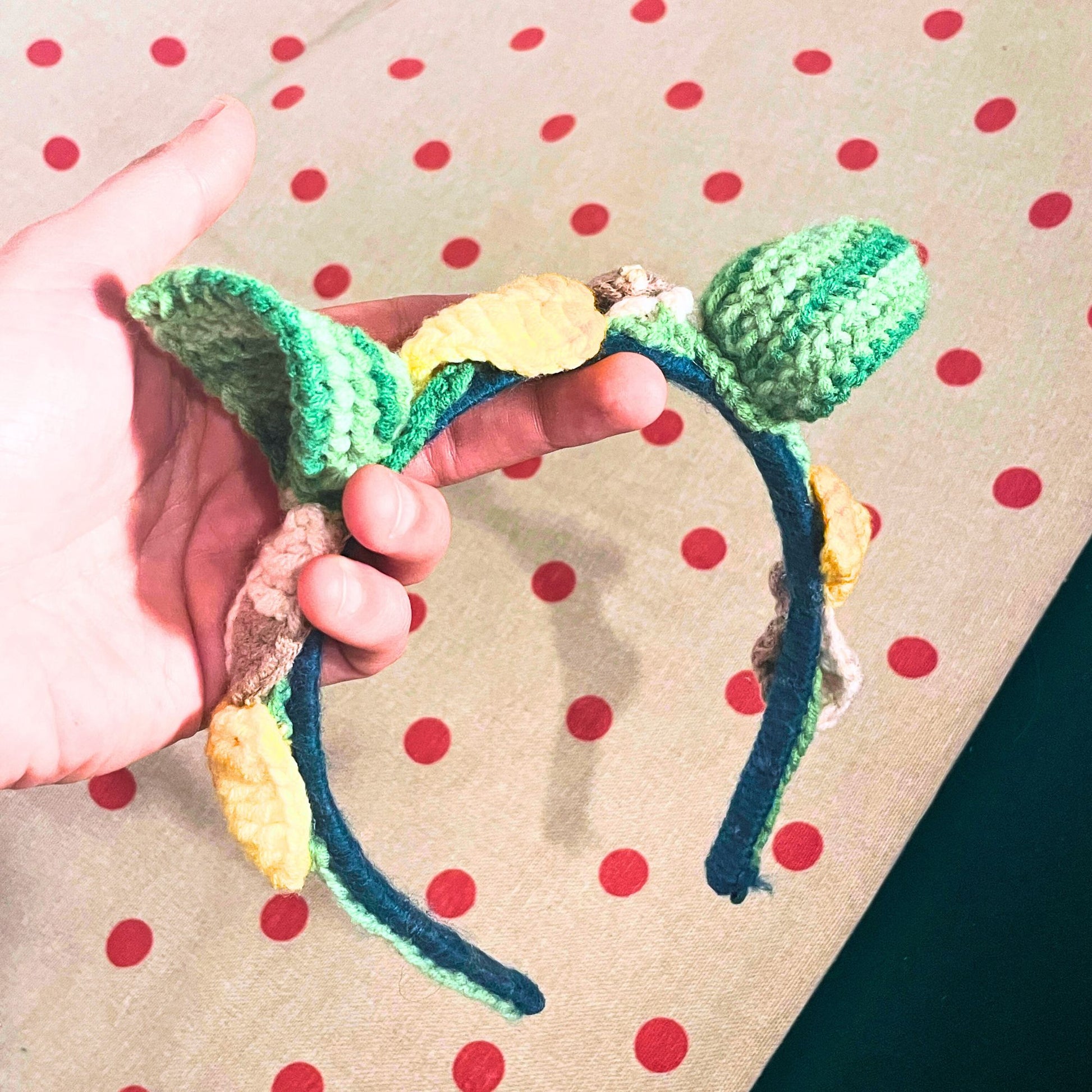 SteamVoyage - cerchietto per cosplayers con rivestimento in lana e foglie di lana all'uncinetto con applicazioni di perline - accessorio cosplay ispirato alla natura