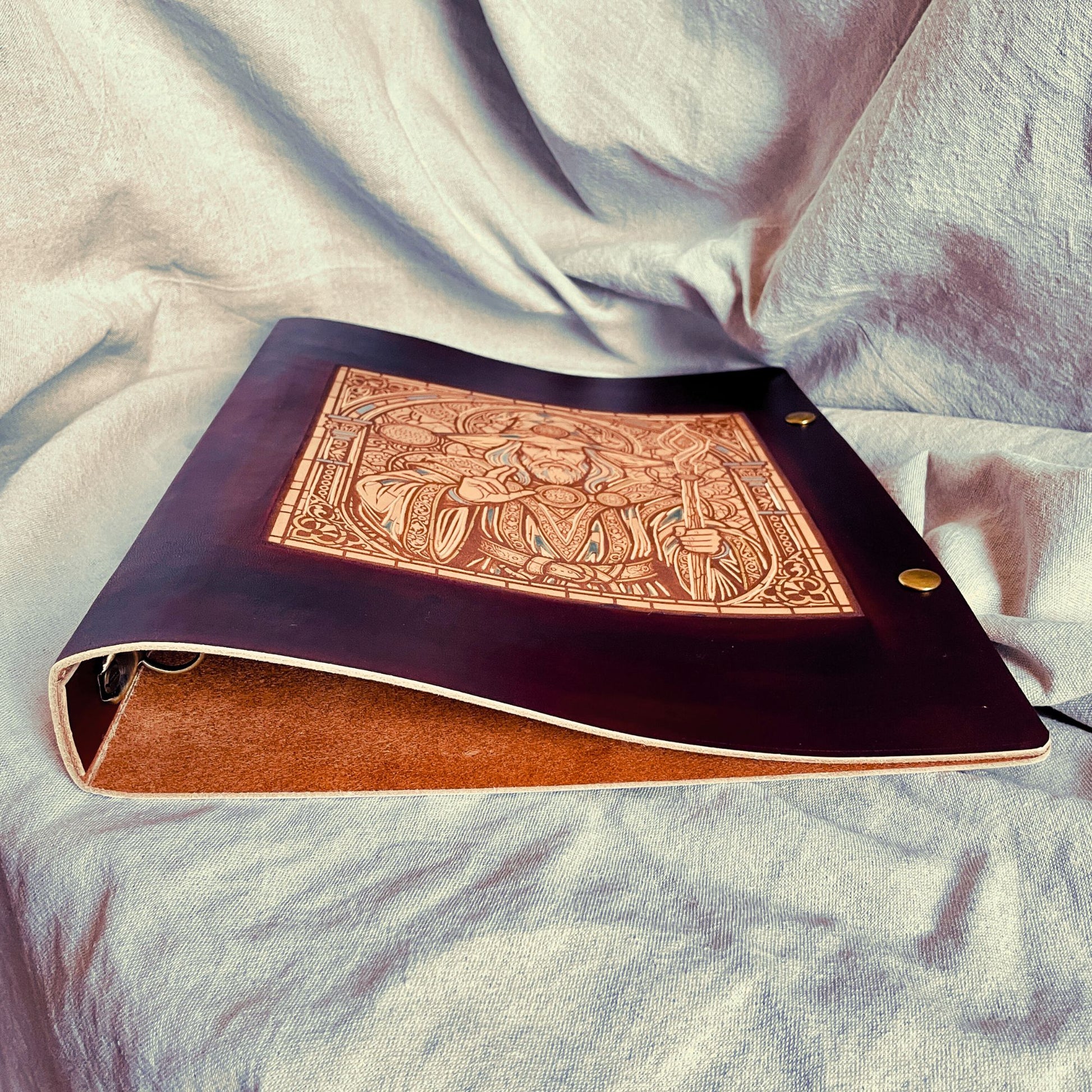 SteamVoyage - character folio in cuoio per mago di dungeons and dragons con dorso ad anelli per scheda personaggio - particolare lato inferiore