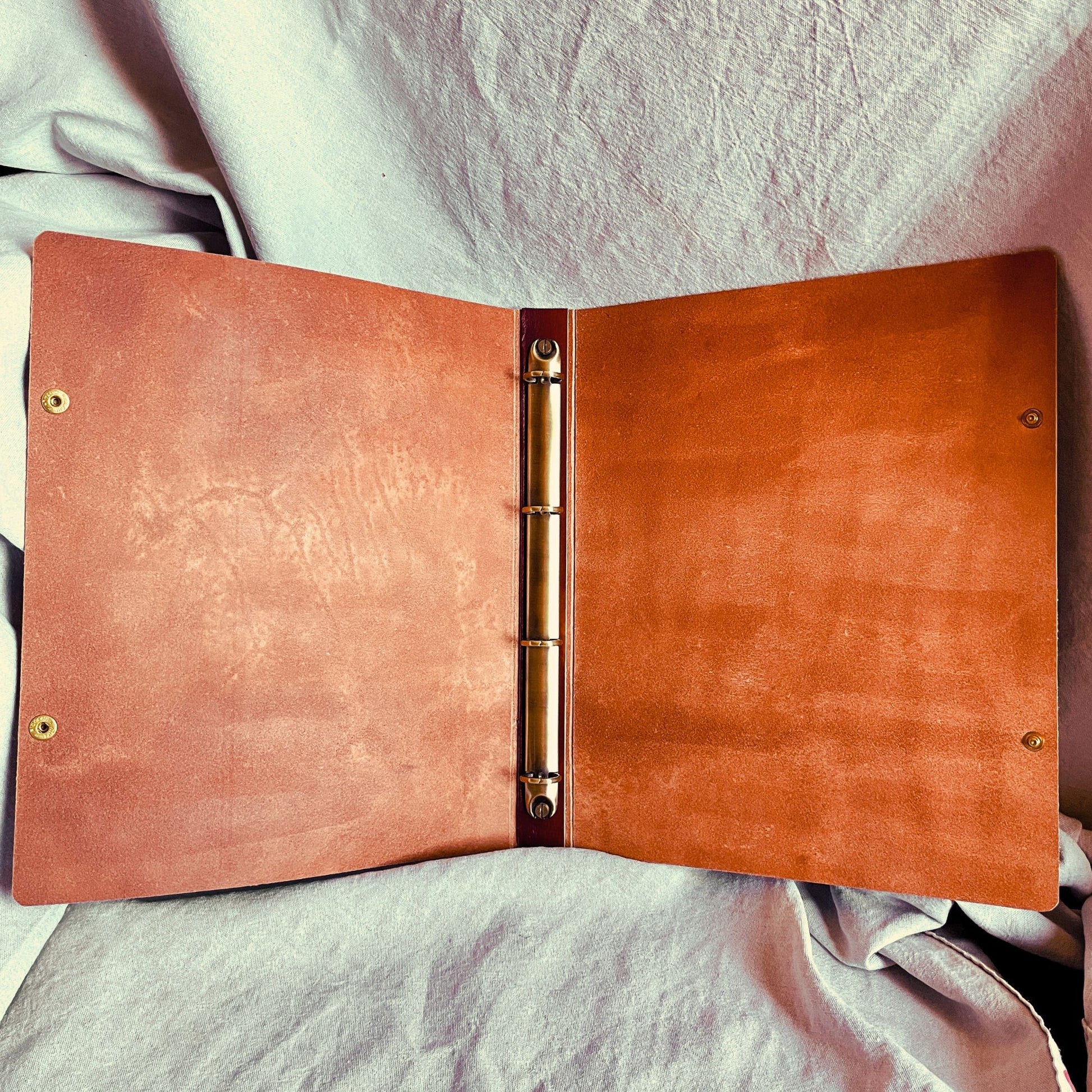 SteamVoyage - character folio in cuoio per mago di dungeons and dragons con dorso ad anelli per scheda personaggio - interno con anelli in ferro ottonato e cuoio a vista
