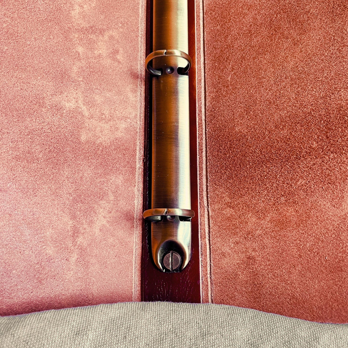 SteamVoyage - character folio in cuoio per mago di dungeons and dragons con dorso ad anelli per scheda personaggio - particolare inferiore della chiusura ad anelli