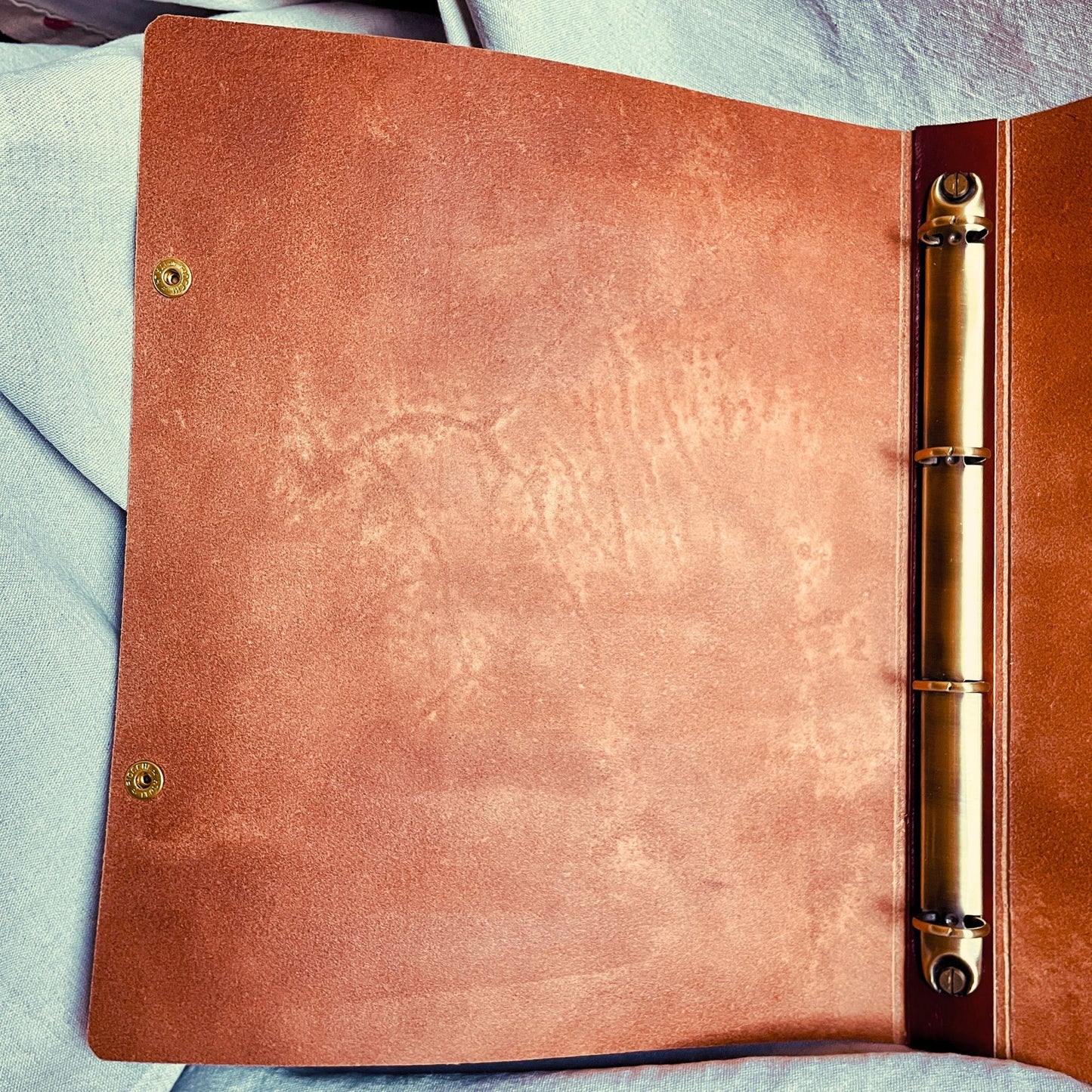 SteamVoyage - character folio in cuoio per mago di dungeons and dragons con dorso ad anelli per scheda personaggio - interno sinistro