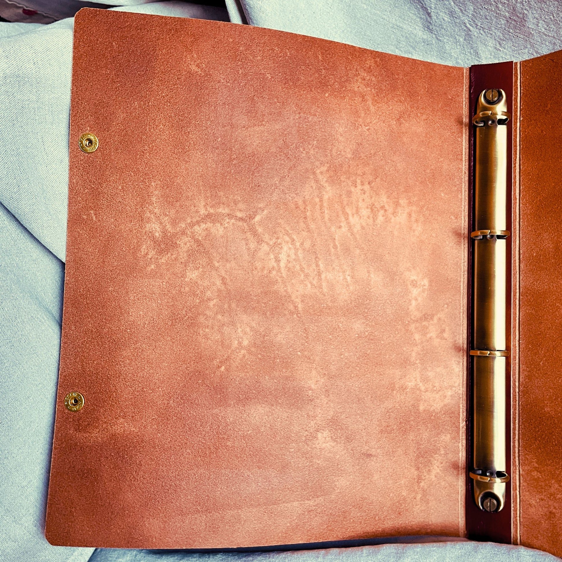 SteamVoyage - character folio in cuoio per mago di dungeons and dragons con dorso ad anelli per scheda personaggio - interno sinistro