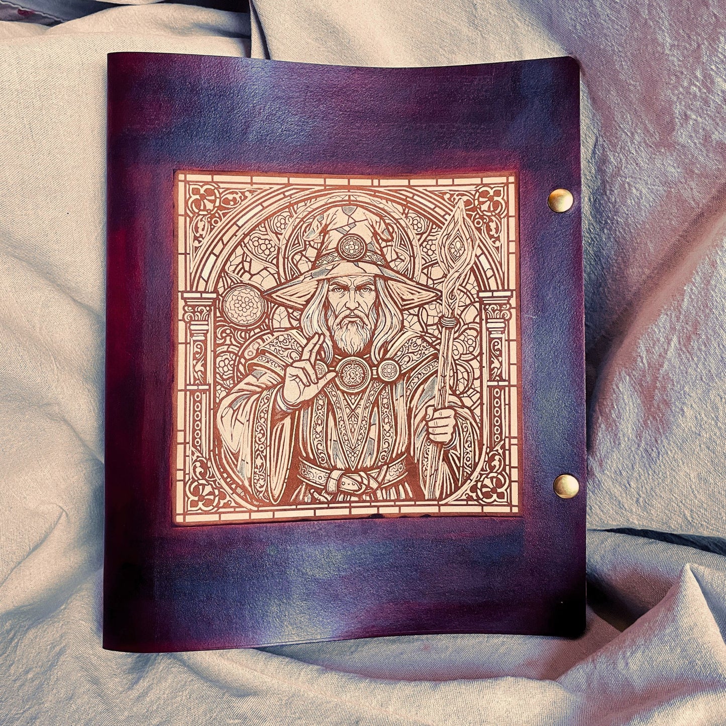 SteamVoyage - character folio in cuoio per mago di dungeons and dragons con dorso ad anelli per scheda personaggio - fronte