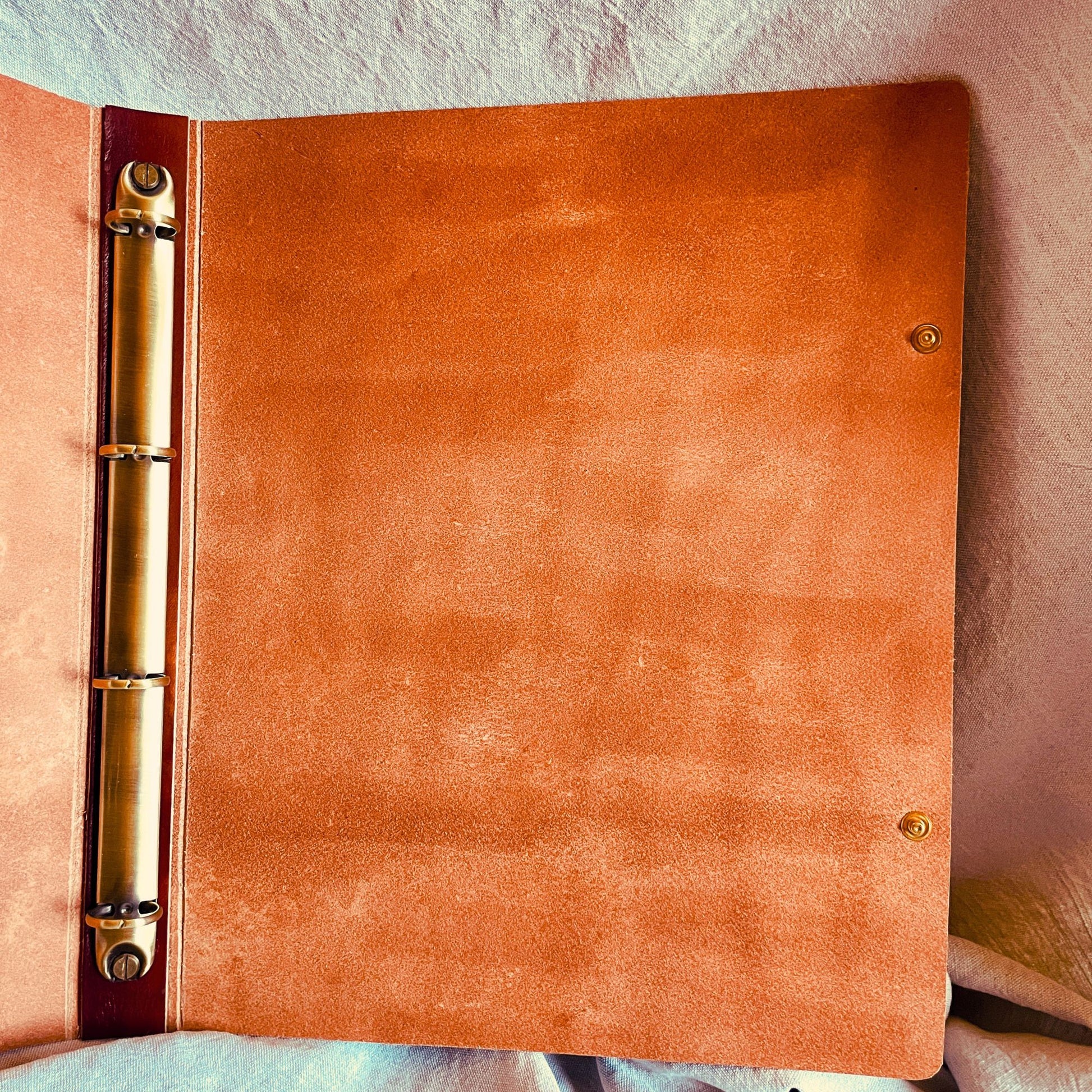 SteamVoyage - character folio in cuoio per mago di dungeons and dragons con dorso ad anelli per scheda personaggio - interno destro