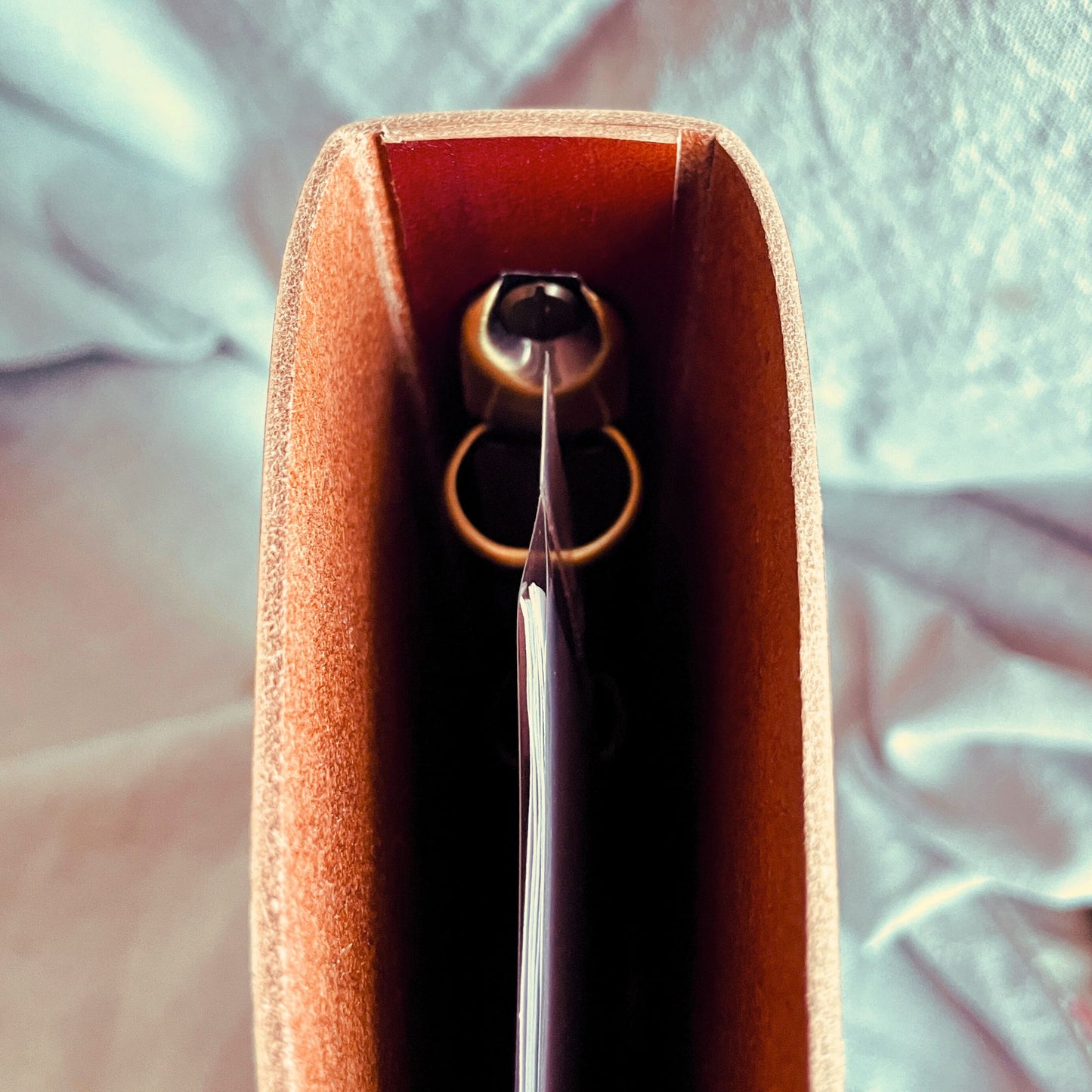 SteamVoyage - character folio in cuoio per mago di dungeons and dragons con dorso ad anelli per scheda personaggio - particolare del dorso superiore