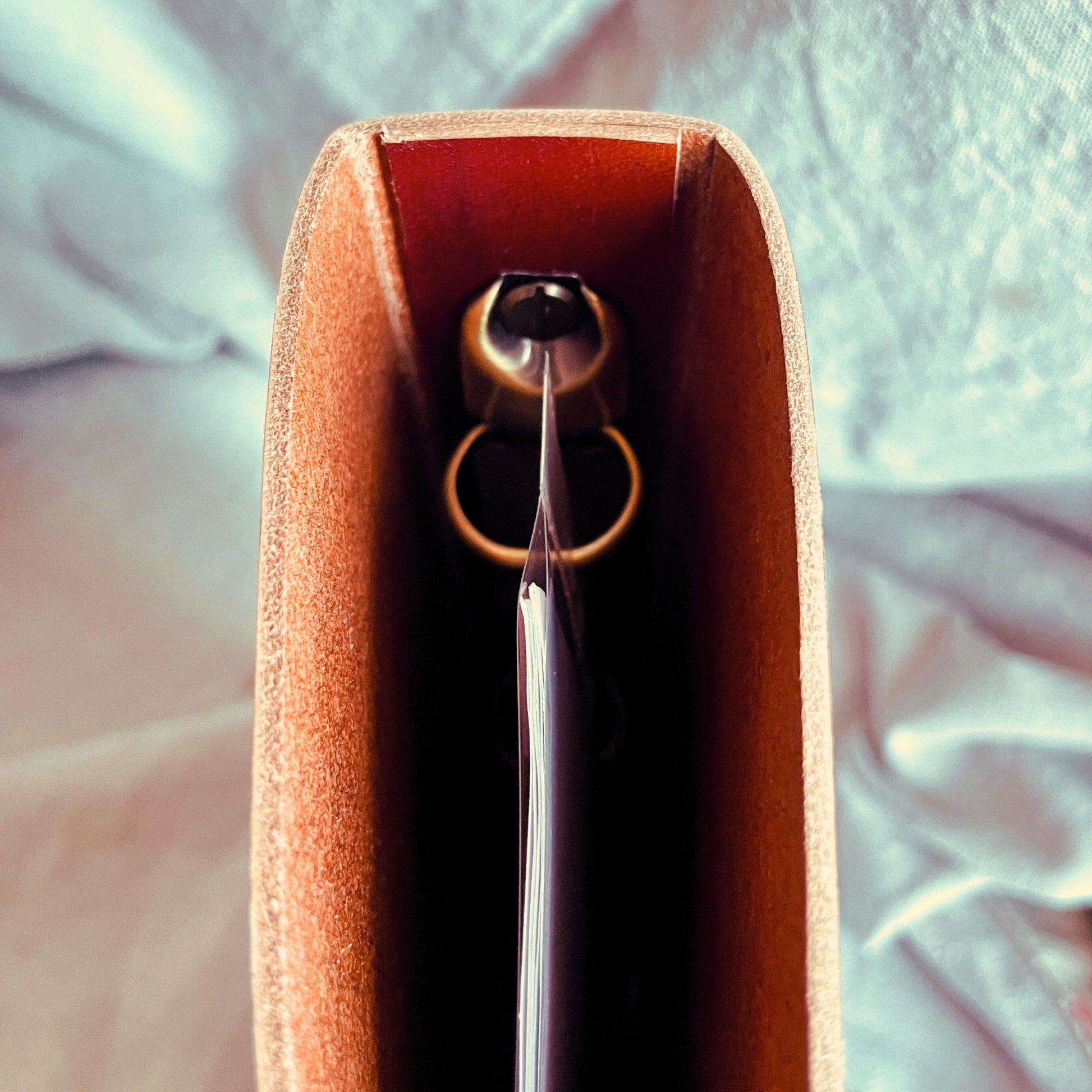 SteamVoyage - character folio in cuoio per mago di dungeons and dragons con dorso ad anelli per scheda personaggio - particolare del dorso superiore