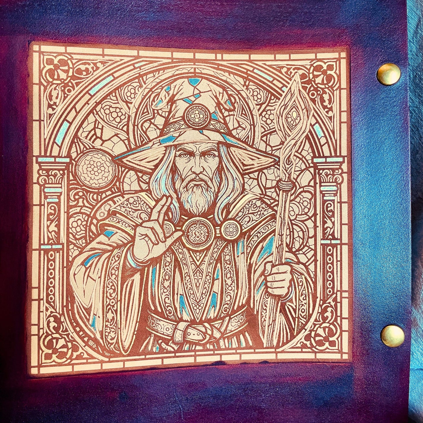 SteamVoyage - character folio in cuoio per mago di dungeons and dragons con dorso ad anelli per scheda personaggio - copertina intagliata e dipinta a mano e due bottoni per la chiusura