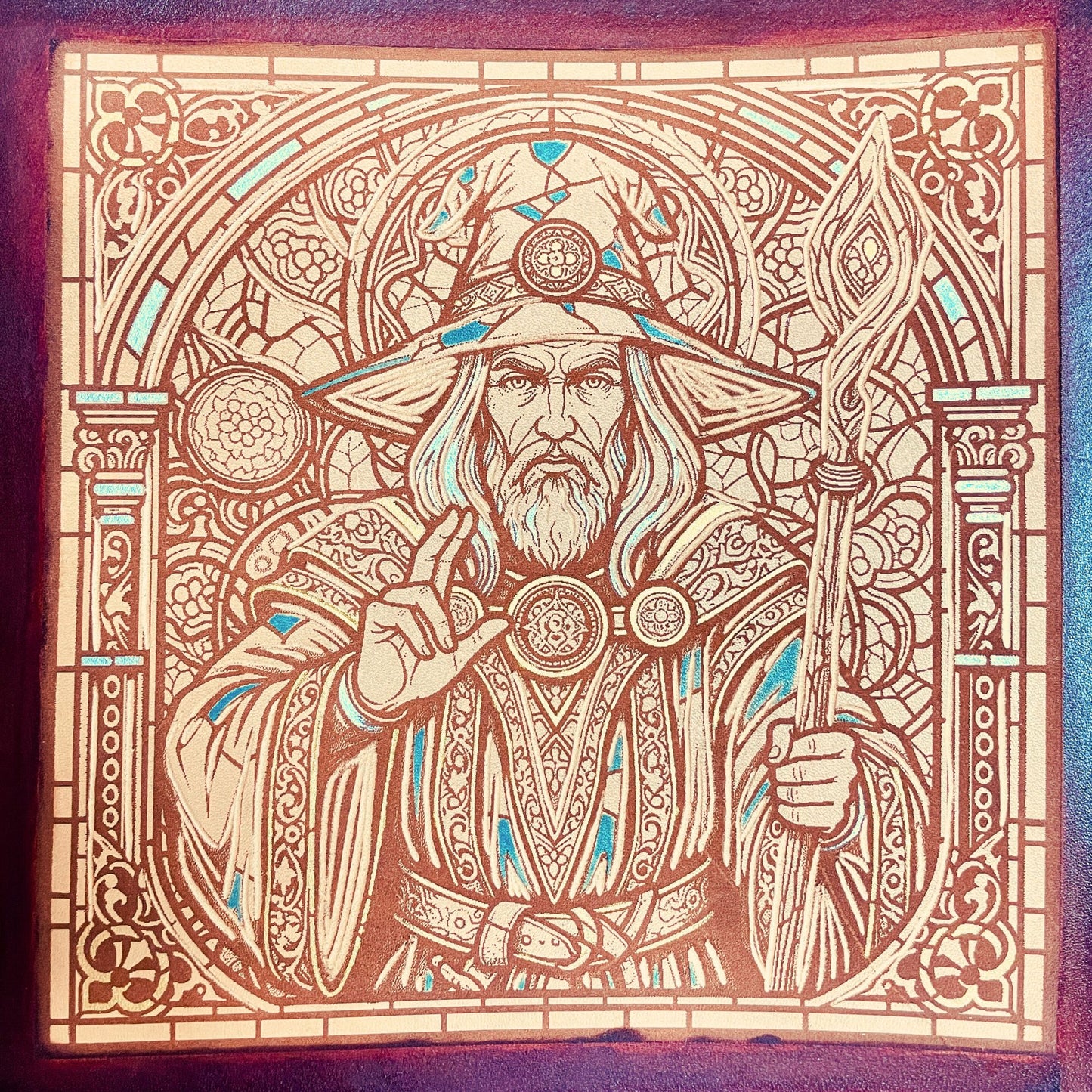 SteamVoyage - character folio in cuoio per mago di dungeons and dragons con dorso ad anelli per scheda personaggio - particolare della copertina intagliata e dipinta a mano