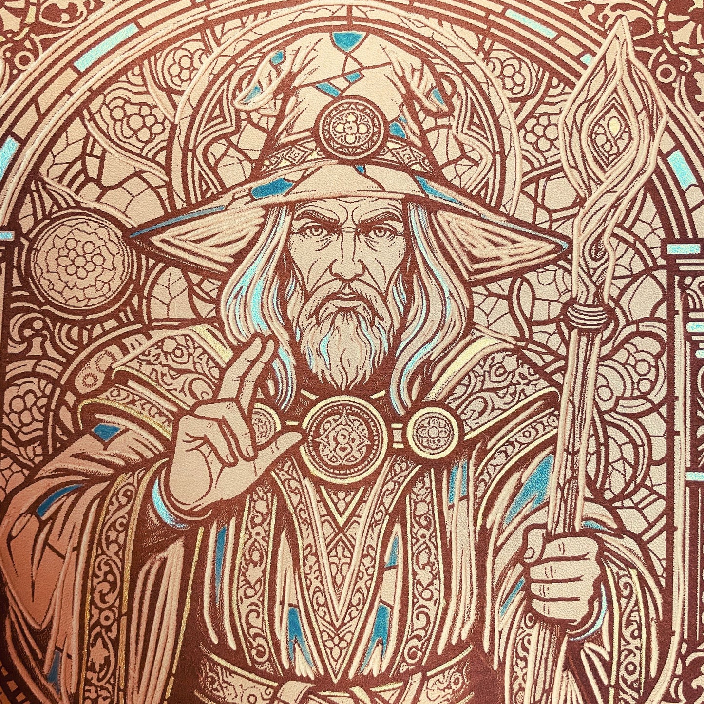 SteamVoyage - character folio in cuoio per mago di dungeons and dragons con dorso ad anelli per scheda personaggio - particolare dell'immagine del mago intagliata e dipinta a mano