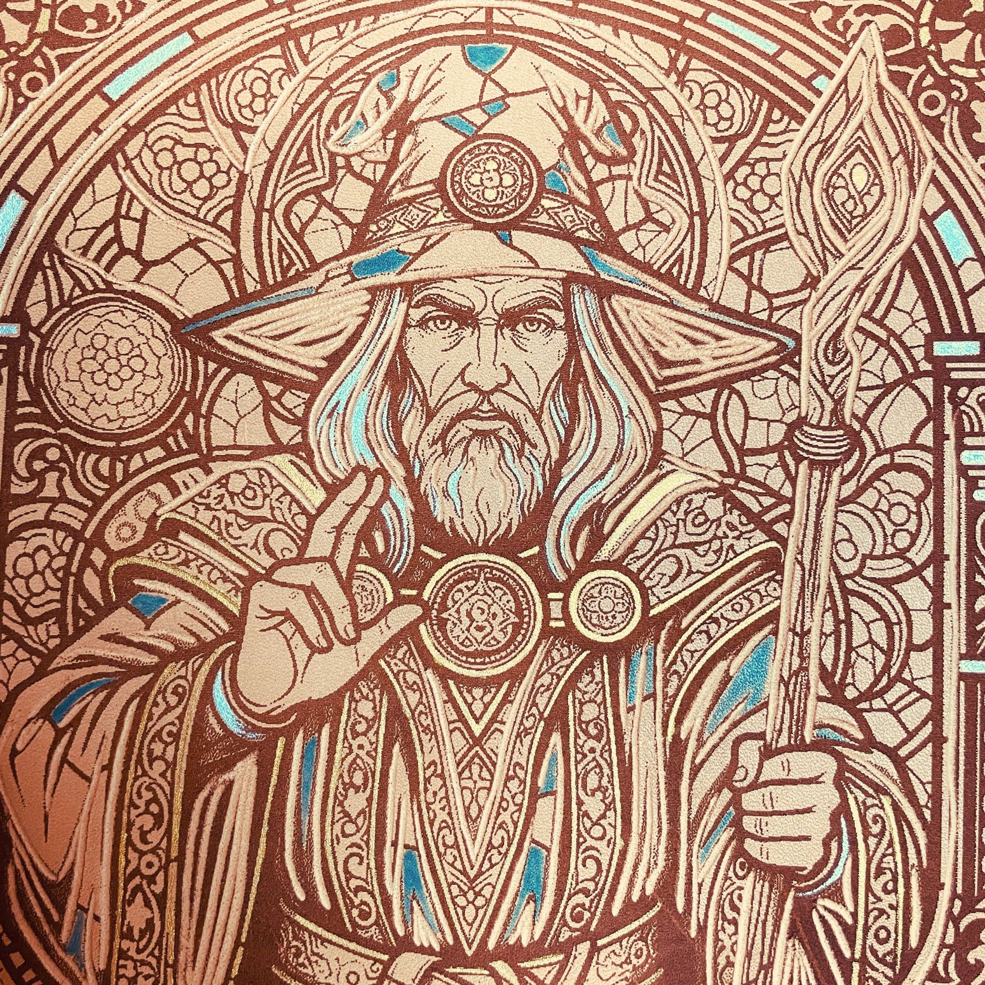 SteamVoyage - character folio in cuoio per mago di dungeons and dragons con dorso ad anelli per scheda personaggio - particolare dell'immagine del mago intagliata e dipinta a mano