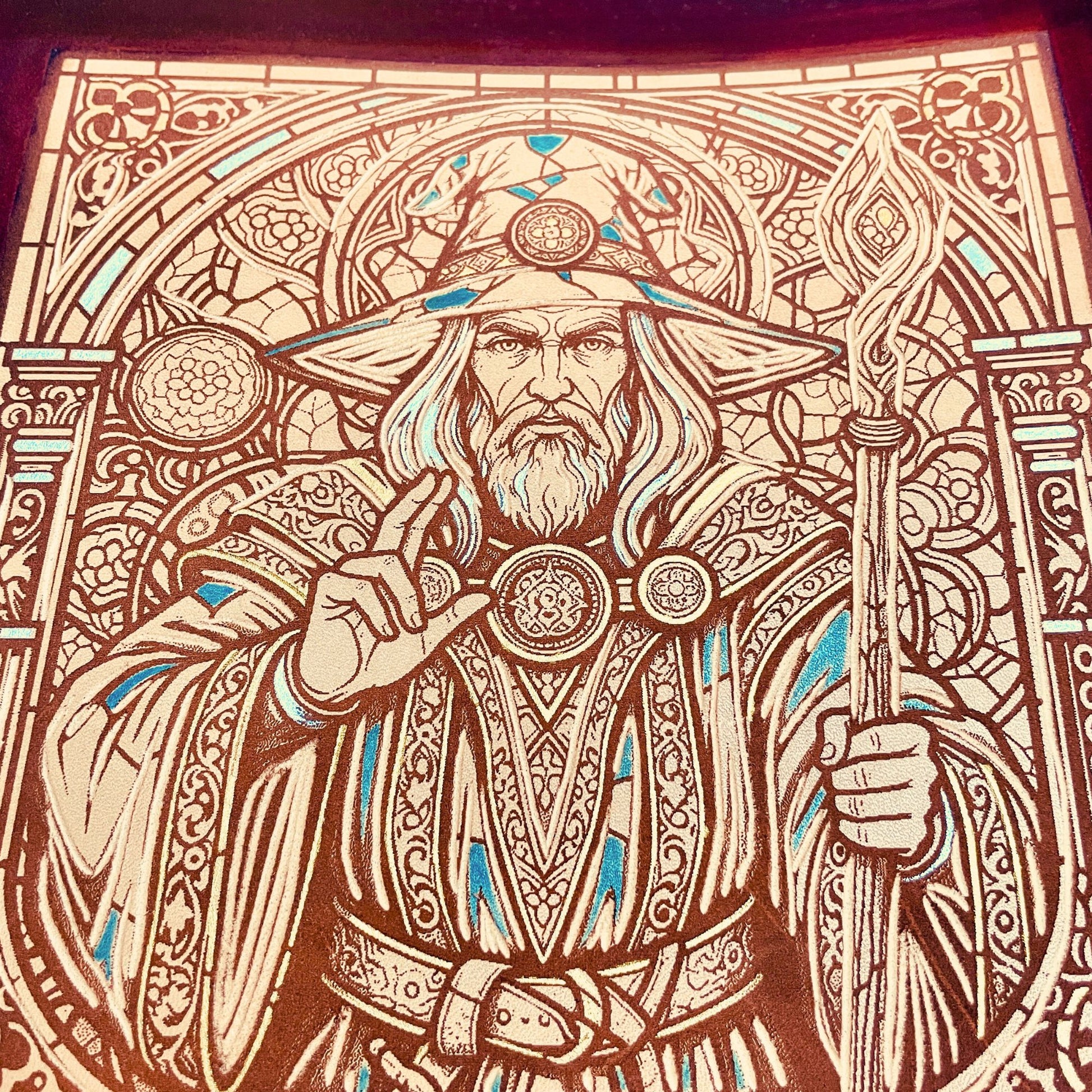 SteamVoyage - character folio in cuoio per mago di dungeons and dragons con dorso ad anelli per scheda personaggio - particolare della copertina intagliata e dipinta a mano