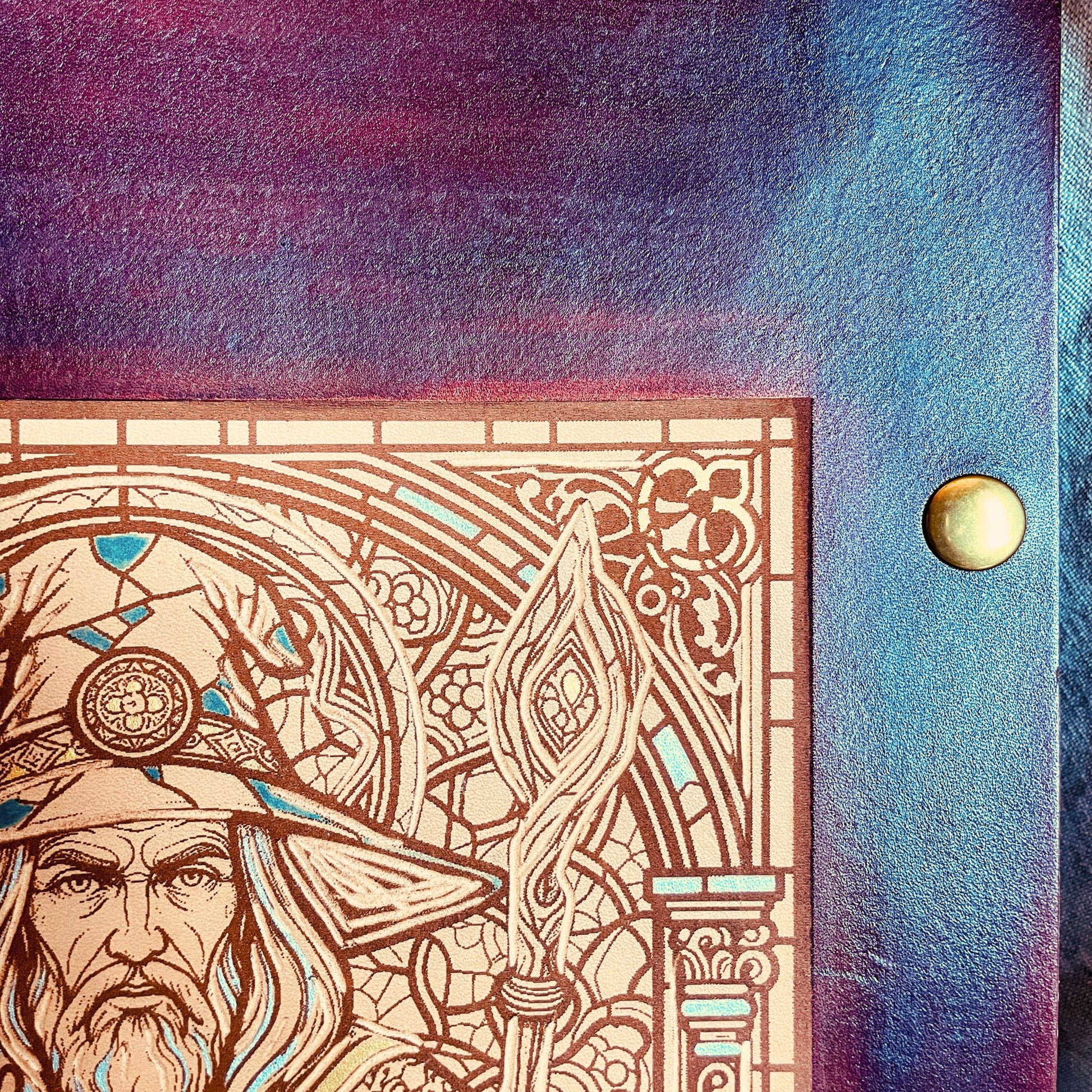 SteamVoyage - character folio in cuoio per mago di dungeons and dragons con dorso ad anelli per scheda personaggio - angolo superiore destro della copertina