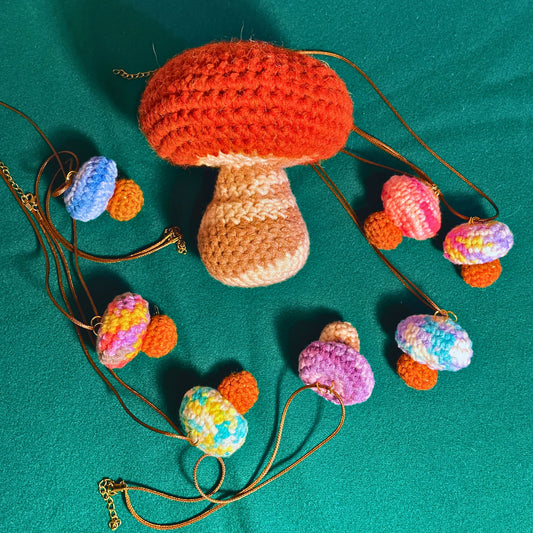 SteamVoyage - ciondoli funghetto all'uncinetto realizzati in lana di vari colori con due anellini e cordino incluso