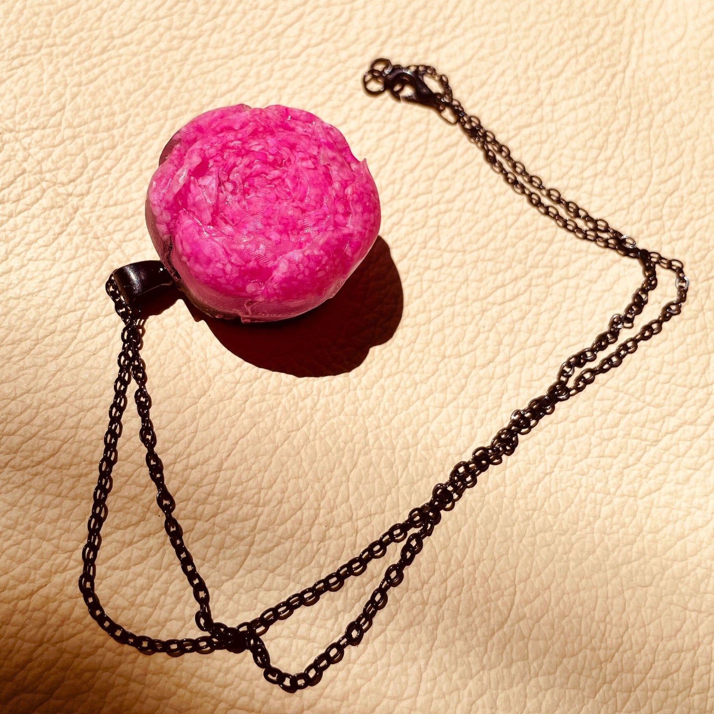 SteamVoyage - ciondolo in resina a forma di rosa con castone in ferro e collanina