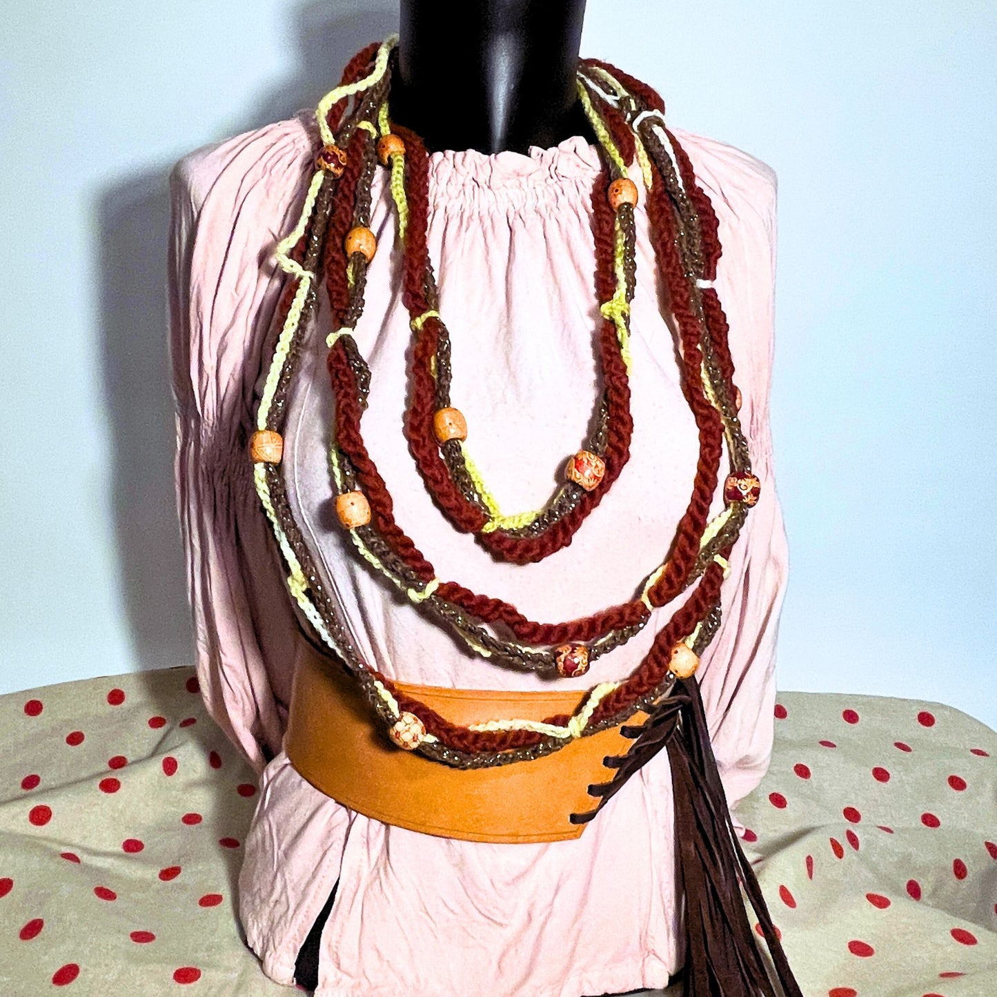 SteamVoyage - collana per cosplay etnico in cordino marrone, lana rossa e verde lavorata all'uncinetto e perle in legno con fantasie etniche