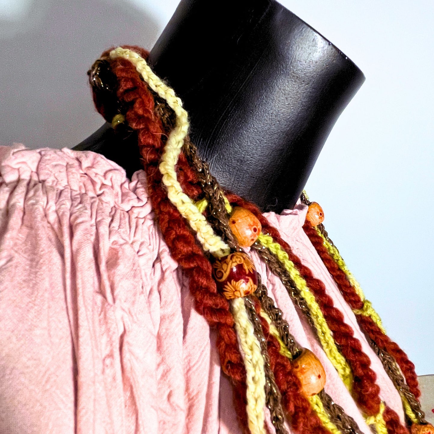 SteamVoyage - collana per cosplay etnico in cordino marrone, lana rossa e verde lavorata all'uncinetto e perle in legno con fantasie etniche