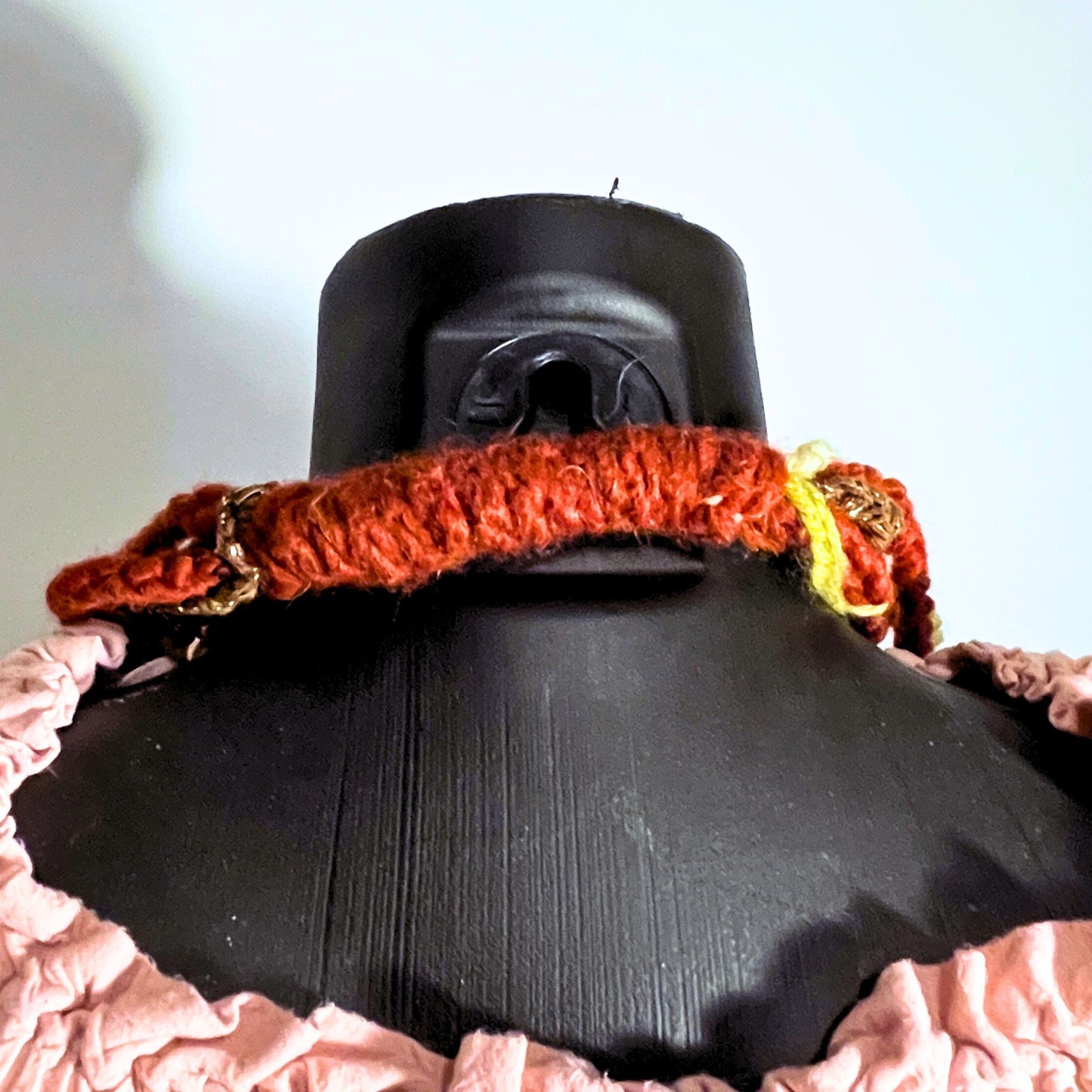 SteamVoyage - collana per cosplay etnico in cordino marrone, lana rossa e verde lavorata all'uncinetto e perle in legno con fantasie etniche