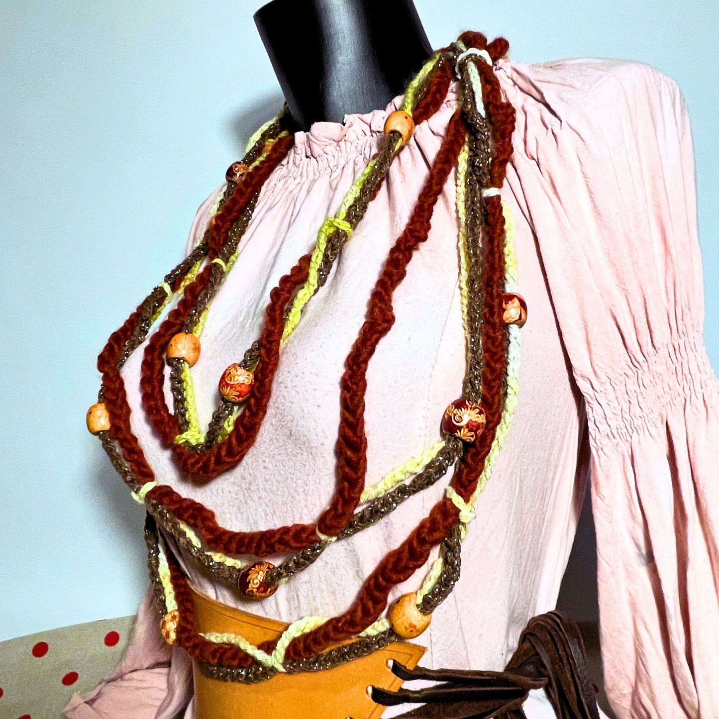 SteamVoyage - collana per cosplay etnico in cordino marrone, lana rossa e verde lavorata all'uncinetto e perle in legno con fantasie etniche