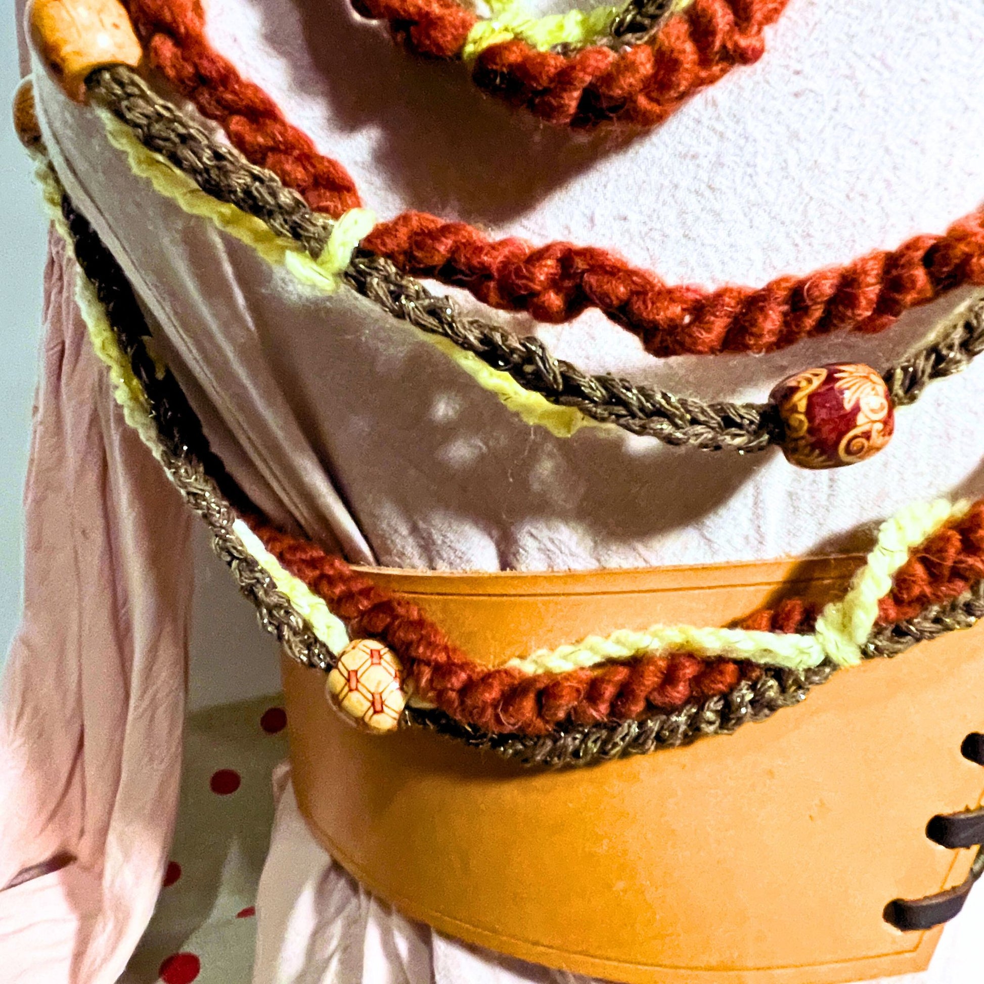 SteamVoyage - collana per cosplay etnico in cordino marrone, lana rossa e verde lavorata all'uncinetto e perle in legno con fantasie etniche