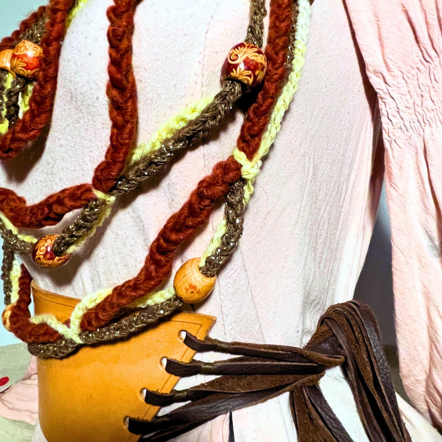 SteamVoyage - collana per cosplay etnico in cordino marrone, lana rossa e verde lavorata all'uncinetto e perle in legno con fantasie etniche