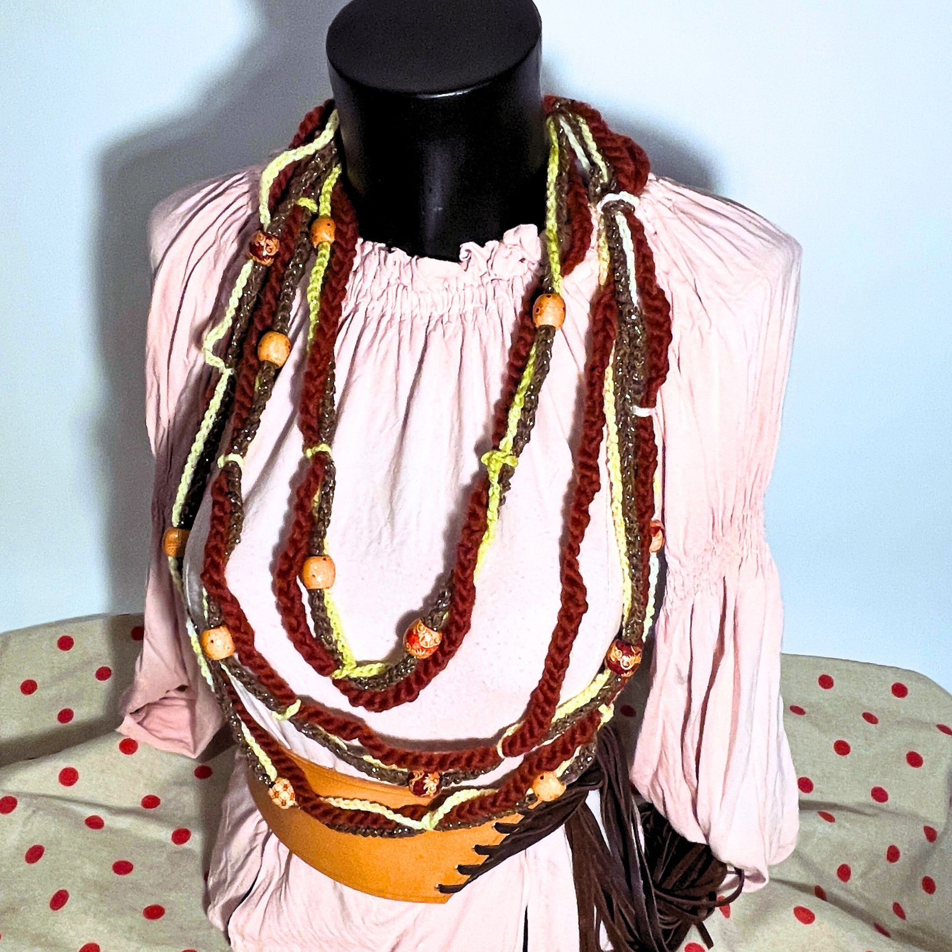 SteamVoyage - collana per cosplay etnico in cordino marrone, lana rossa e verde lavorata all'uncinetto e perle in legno con fantasie etniche