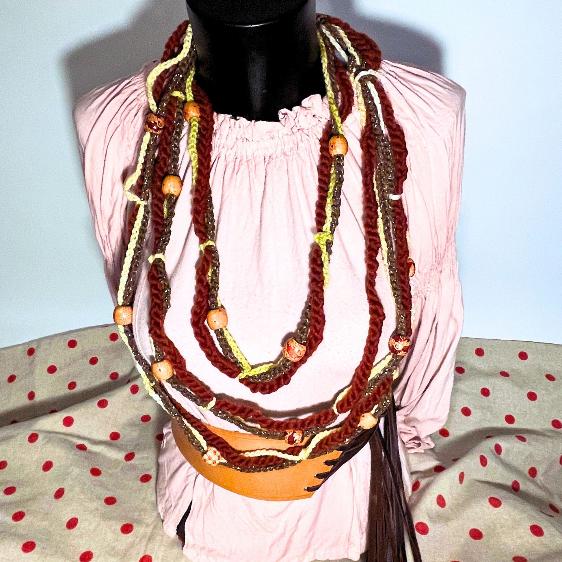 SteamVoyage - collana per cosplay etnico in cordino marrone, lana rossa e verde lavorata all'uncinetto e perle in legno con fantasie etniche