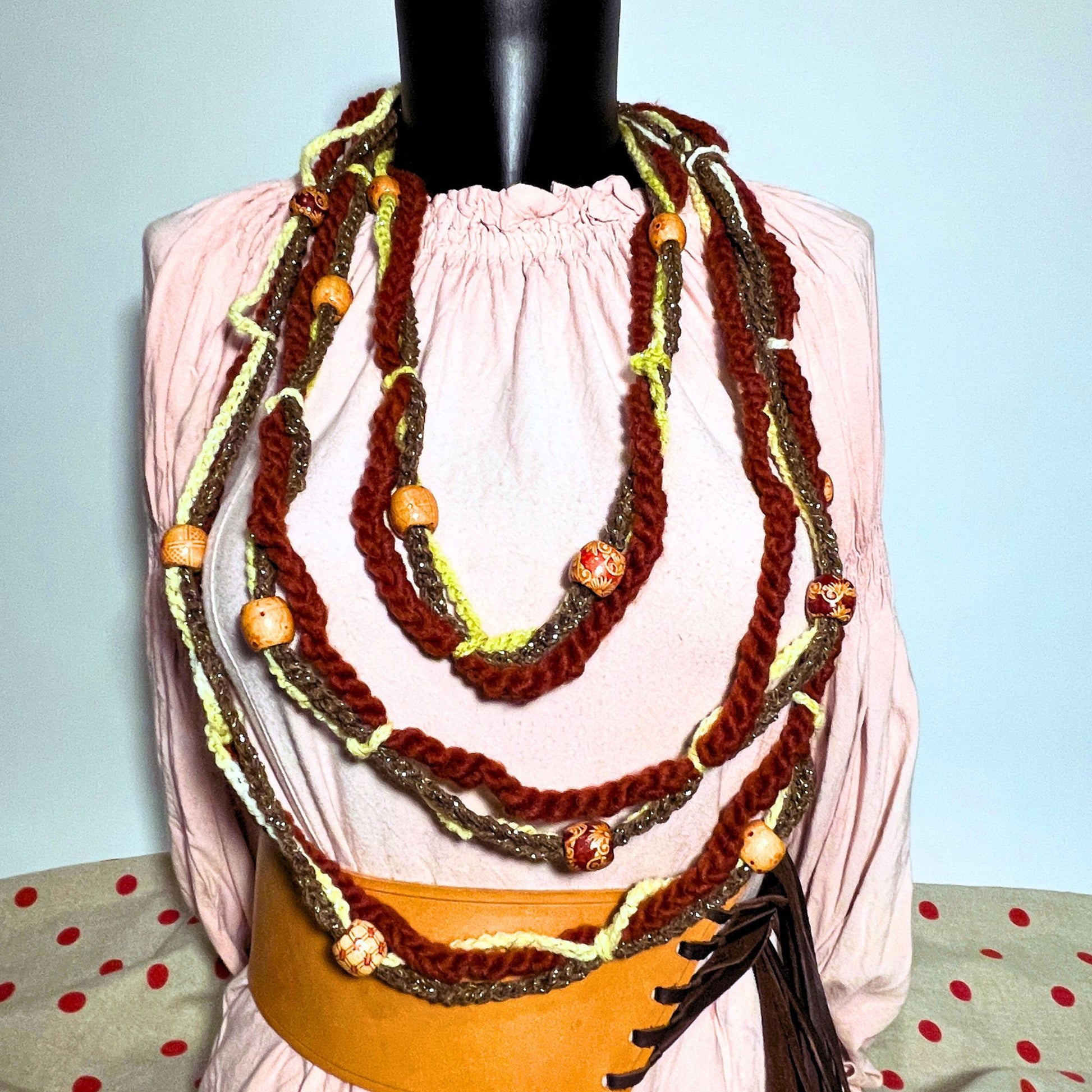 SteamVoyage - collana per cosplay etnico in cordino marrone, lana rossa e verde lavorata all'uncinetto e perle in legno con fantasie etniche