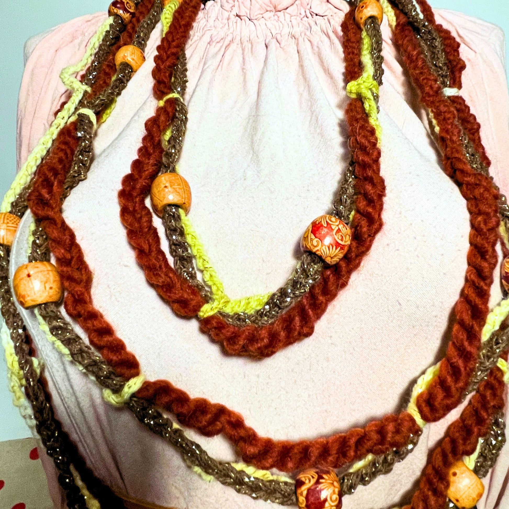 SteamVoyage - collana per cosplay etnico in cordino marrone, lana rossa e verde lavorata all'uncinetto e perle in legno con fantasie etniche