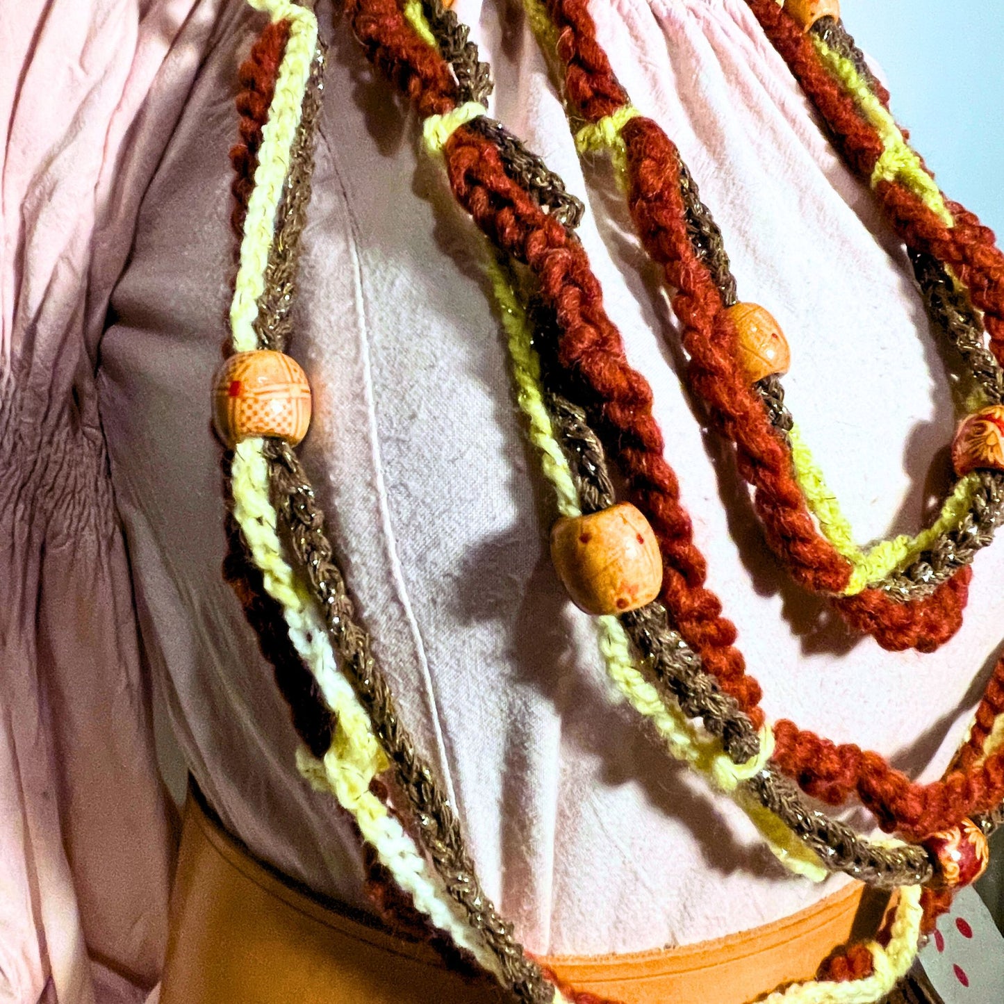 SteamVoyage - collana per cosplay etnico in cordino marrone, lana rossa e verde lavorata all'uncinetto e perle in legno con fantasie etniche