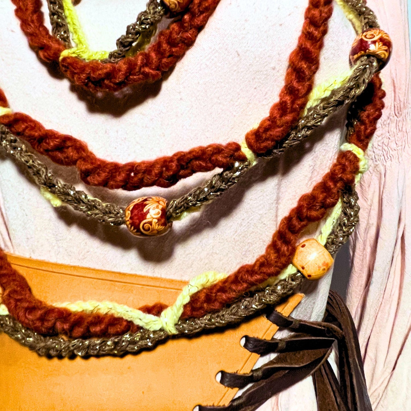 SteamVoyage - collana per cosplay etnico in cordino marrone, lana rossa e verde lavorata all'uncinetto e perle in legno con fantasie etniche