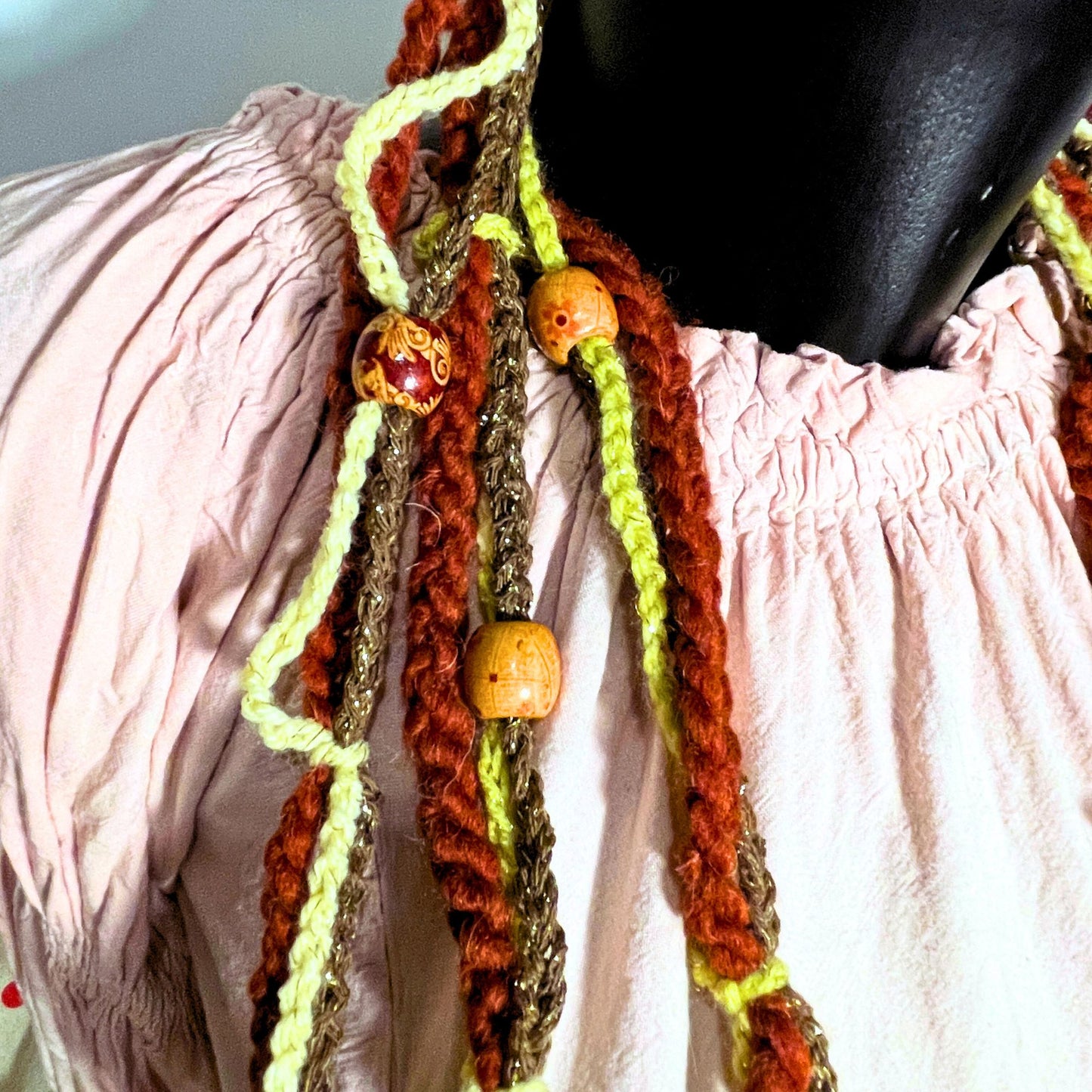 SteamVoyage - collana per cosplay etnico in cordino marrone, lana rossa e verde lavorata all'uncinetto e perle in legno con fantasie etniche