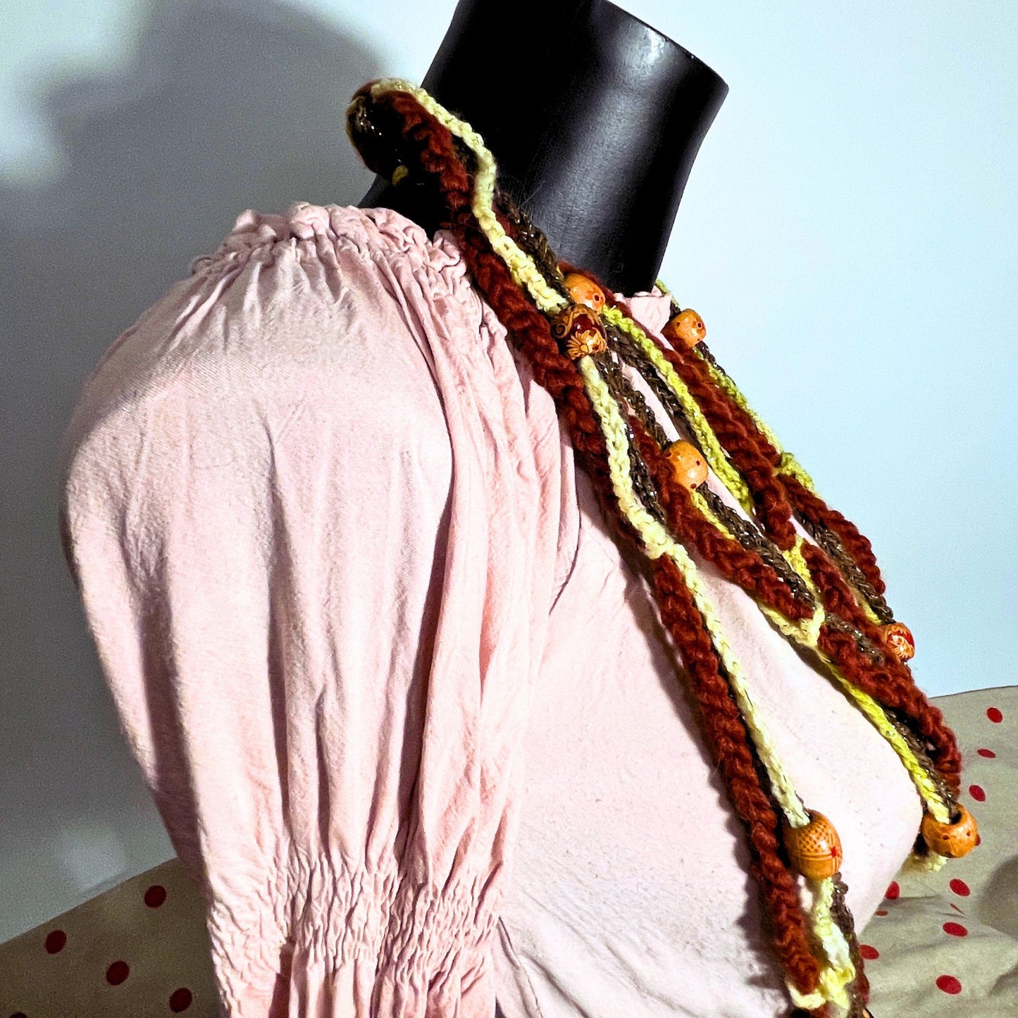 SteamVoyage - collana per cosplay etnico in cordino marrone, lana rossa e verde lavorata all'uncinetto e perle in legno con fantasie etniche